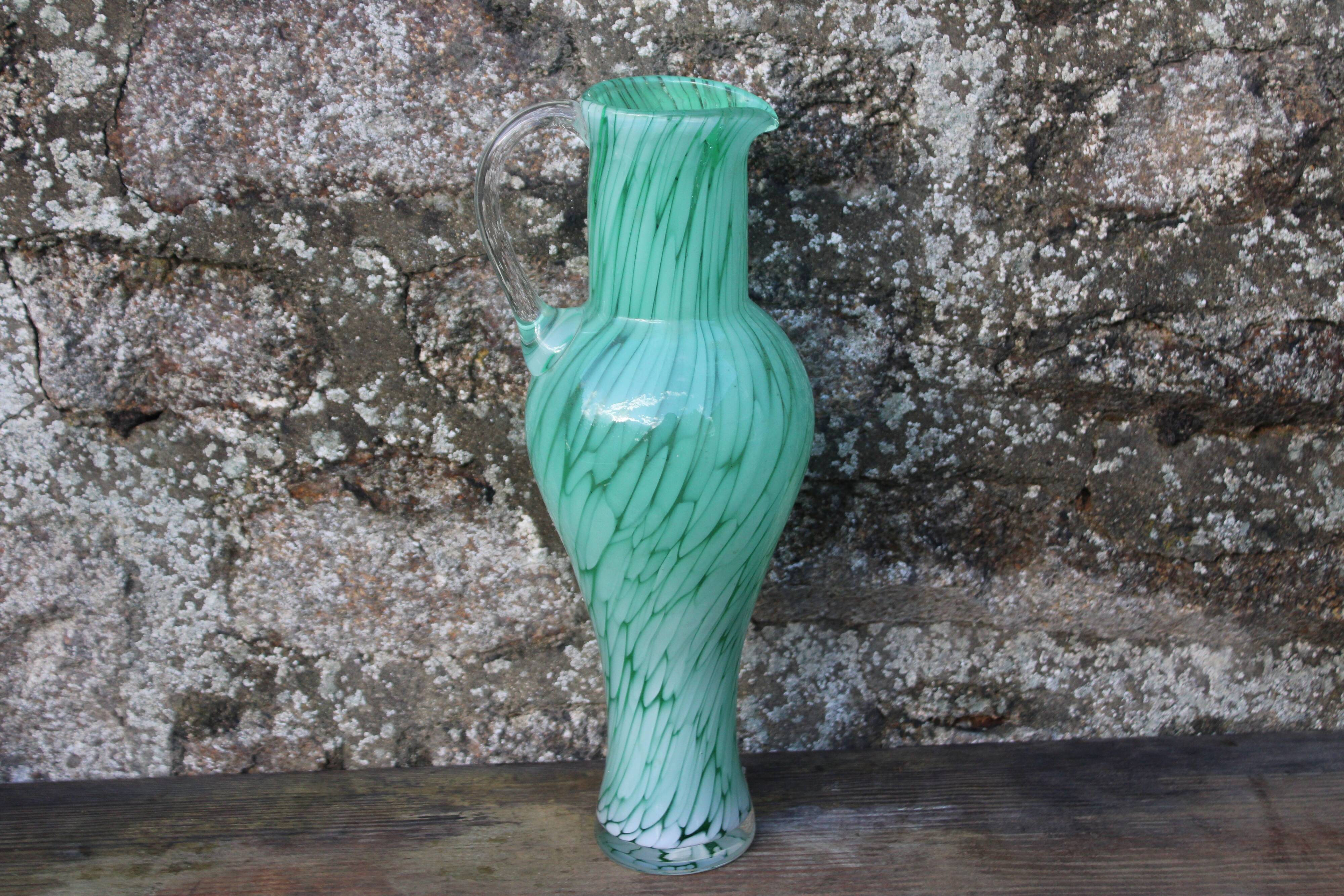 Cruche en verre soufflé vert émeraude – H32 cm x L10 cm