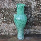 Cruche en verre soufflé vert émeraude – H32 cm x L10 cm