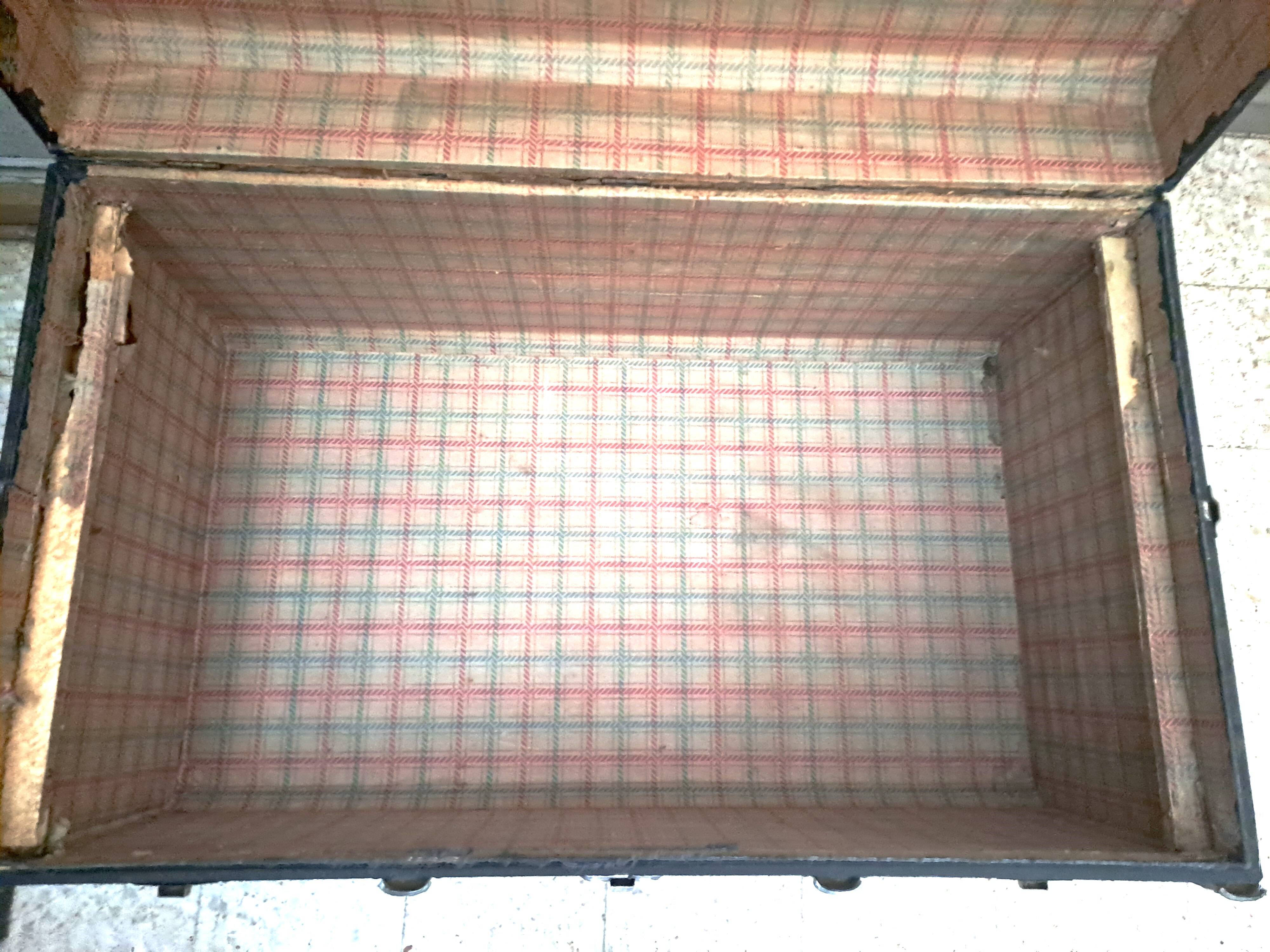 Antique vintage wooden travel trunk dating from the 1880s/1920s