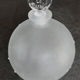 Flacon lalique dans la nuit, en verre dépoli, forme boule