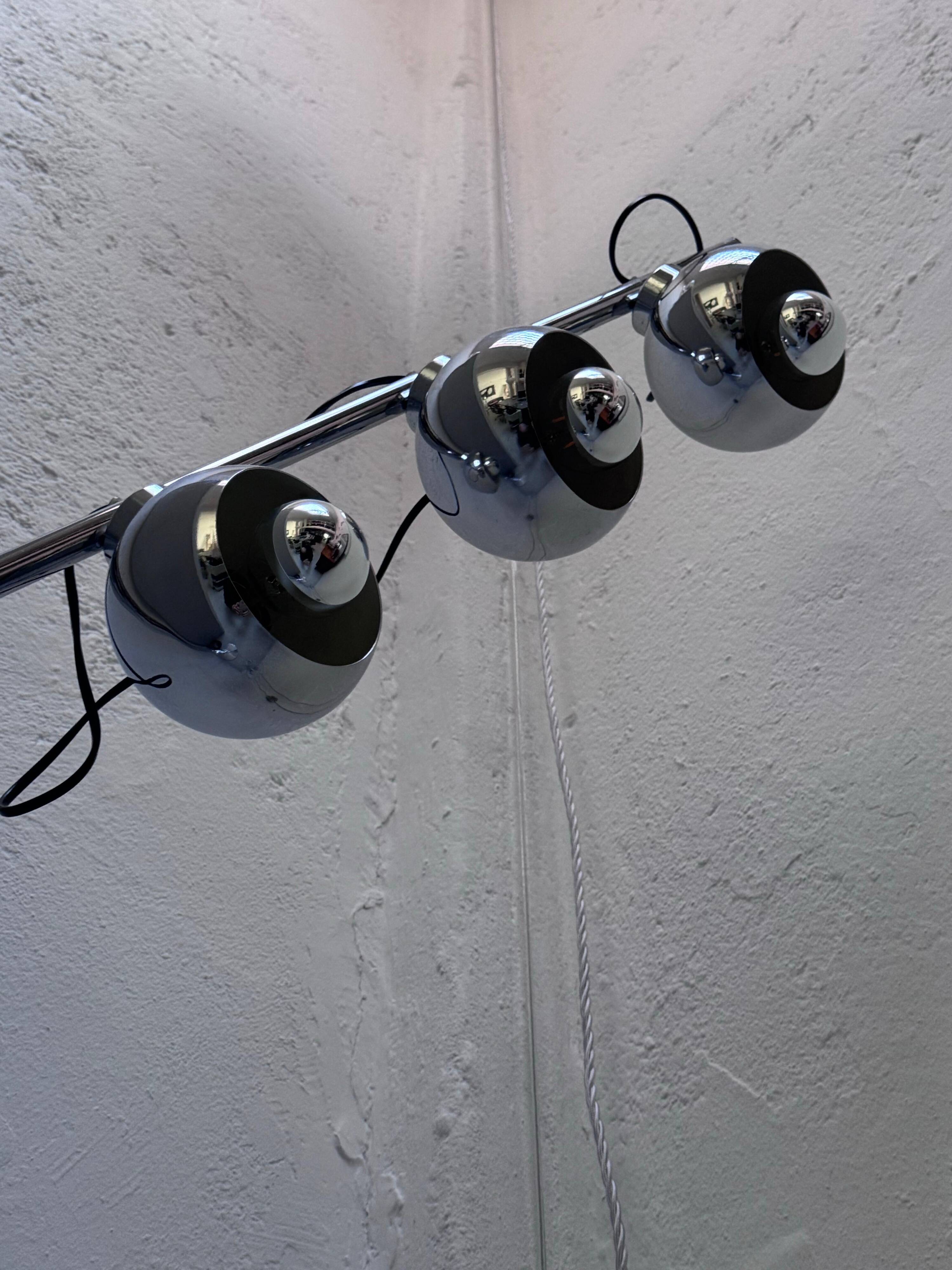 Lampadaire space age en métal chromé avec lumières magnétiques par Reggiani