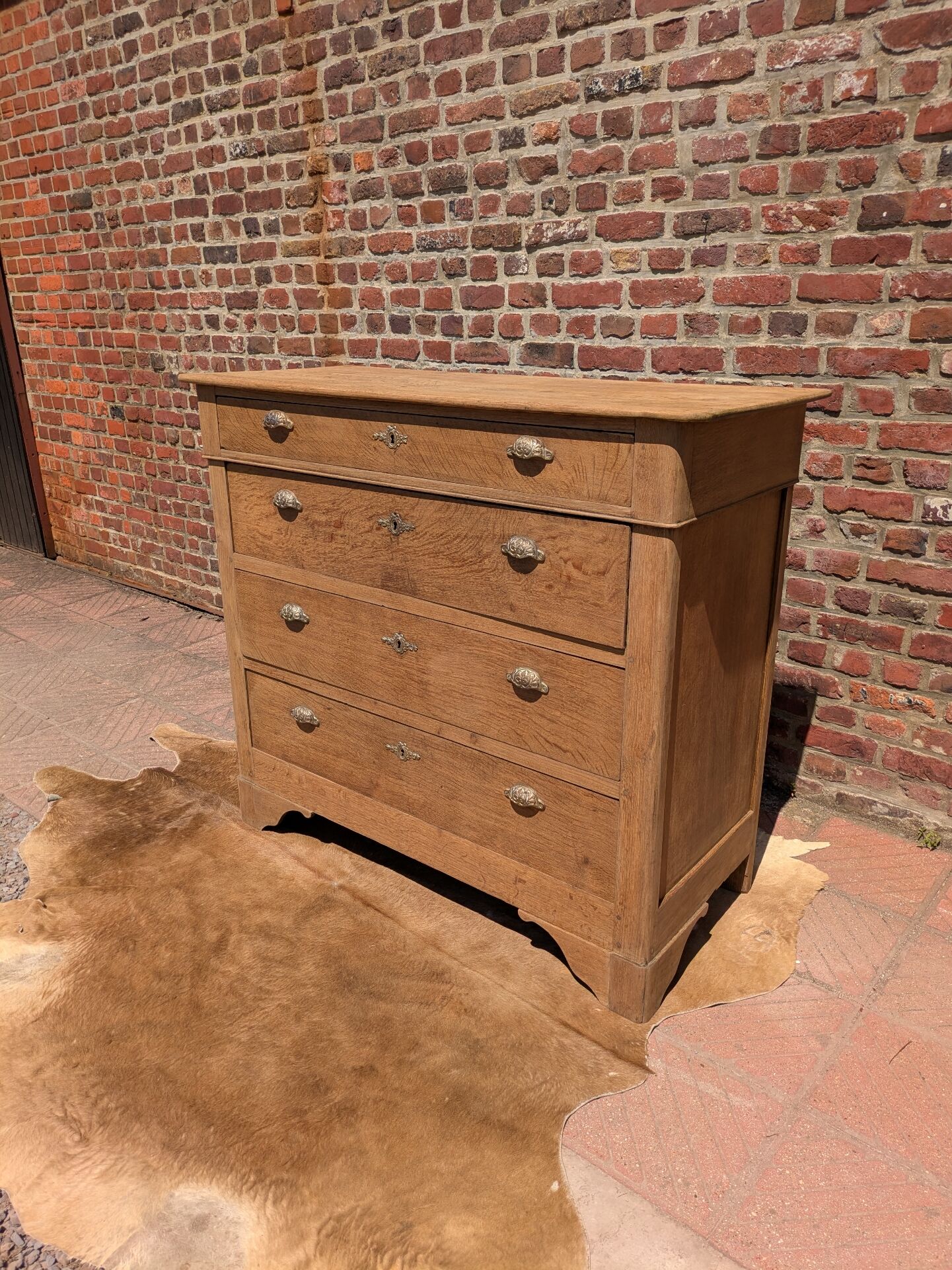 Oak chest of drawers