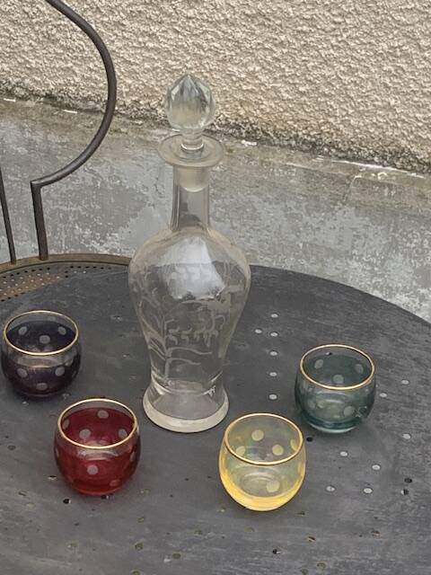 Liqueur carafe, or aperitif, carved with floral decoration in transparent glass and 4 polka dot glasses
