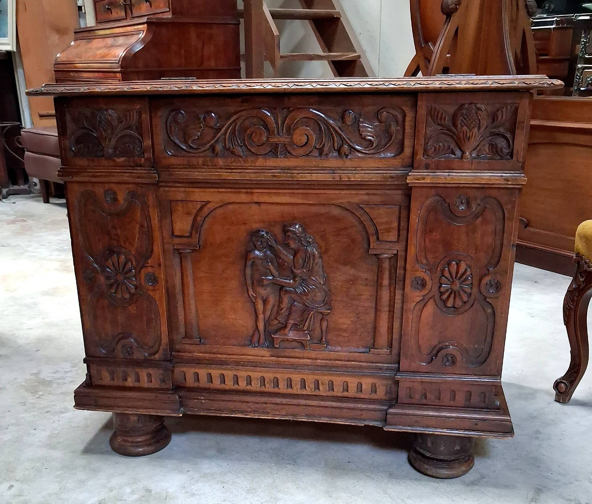 Renaissance-style chest in carved walnut from the 19th century.