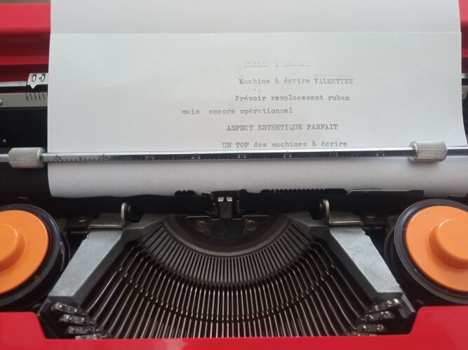 Machine à écrire Valentine de Olivetti