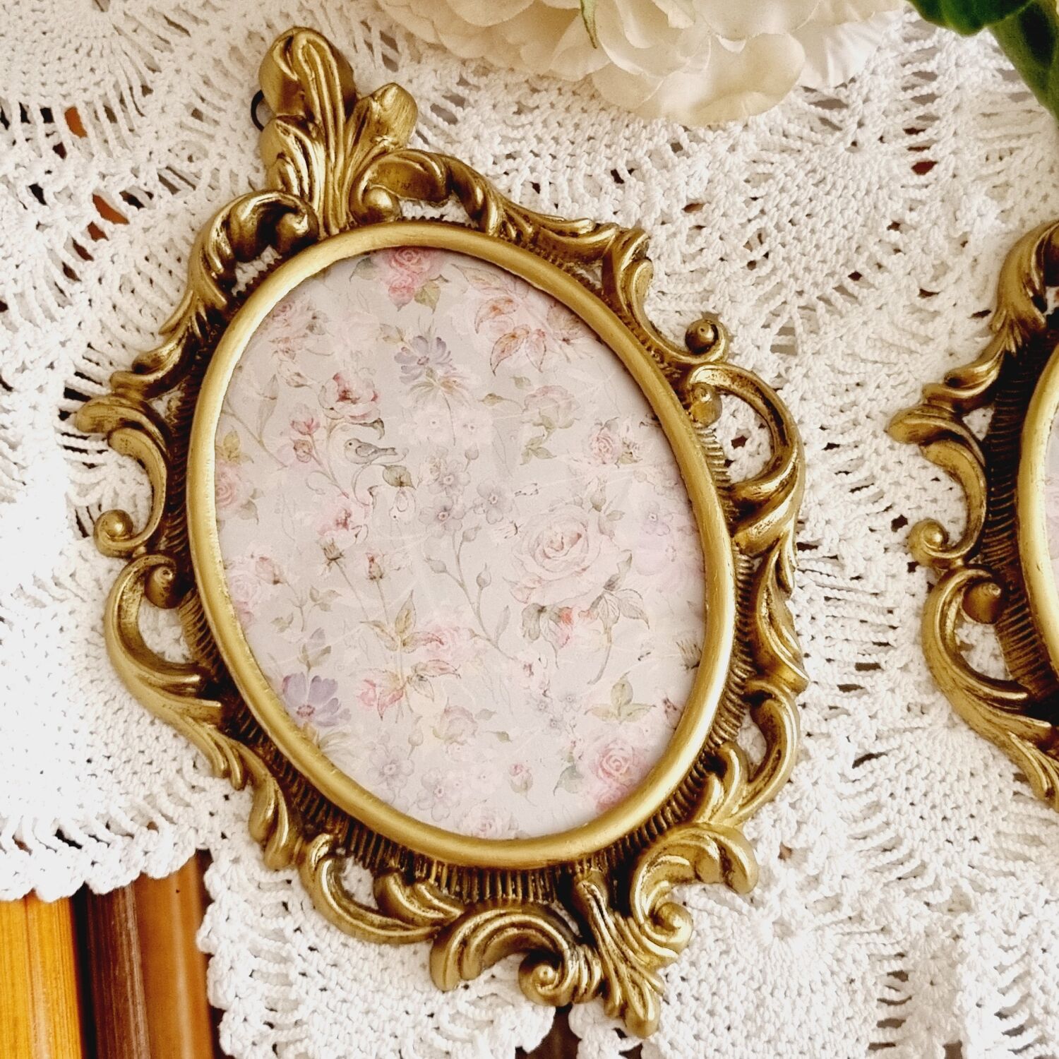 2 frames in gilded metal and curved glass