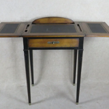 Table à écrire de style moderne, le plateau ouvrant à 2 tablettes latérales