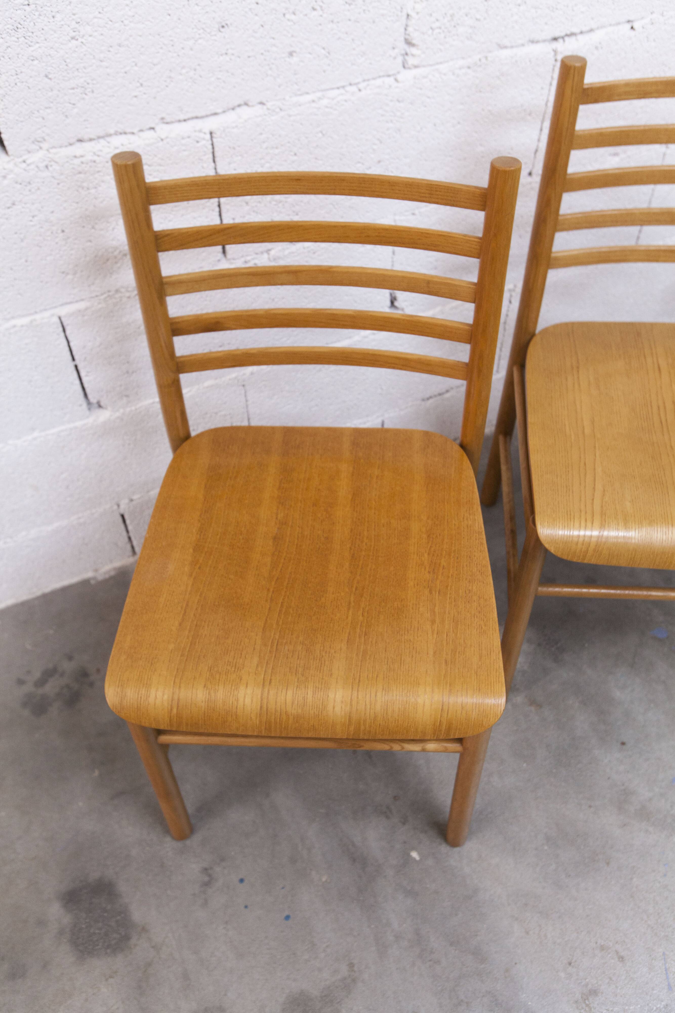 Danish ensemble transformable table 114 cm / 154 + 4 modernist chairs from the 1970s.