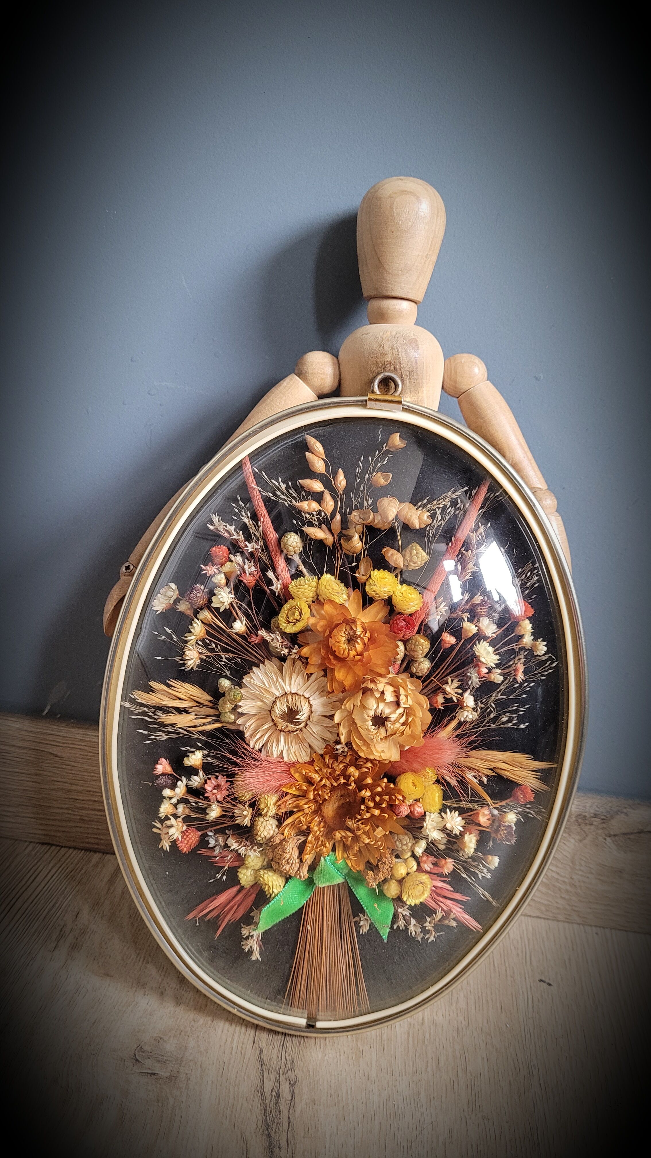 Curved glass flower frame