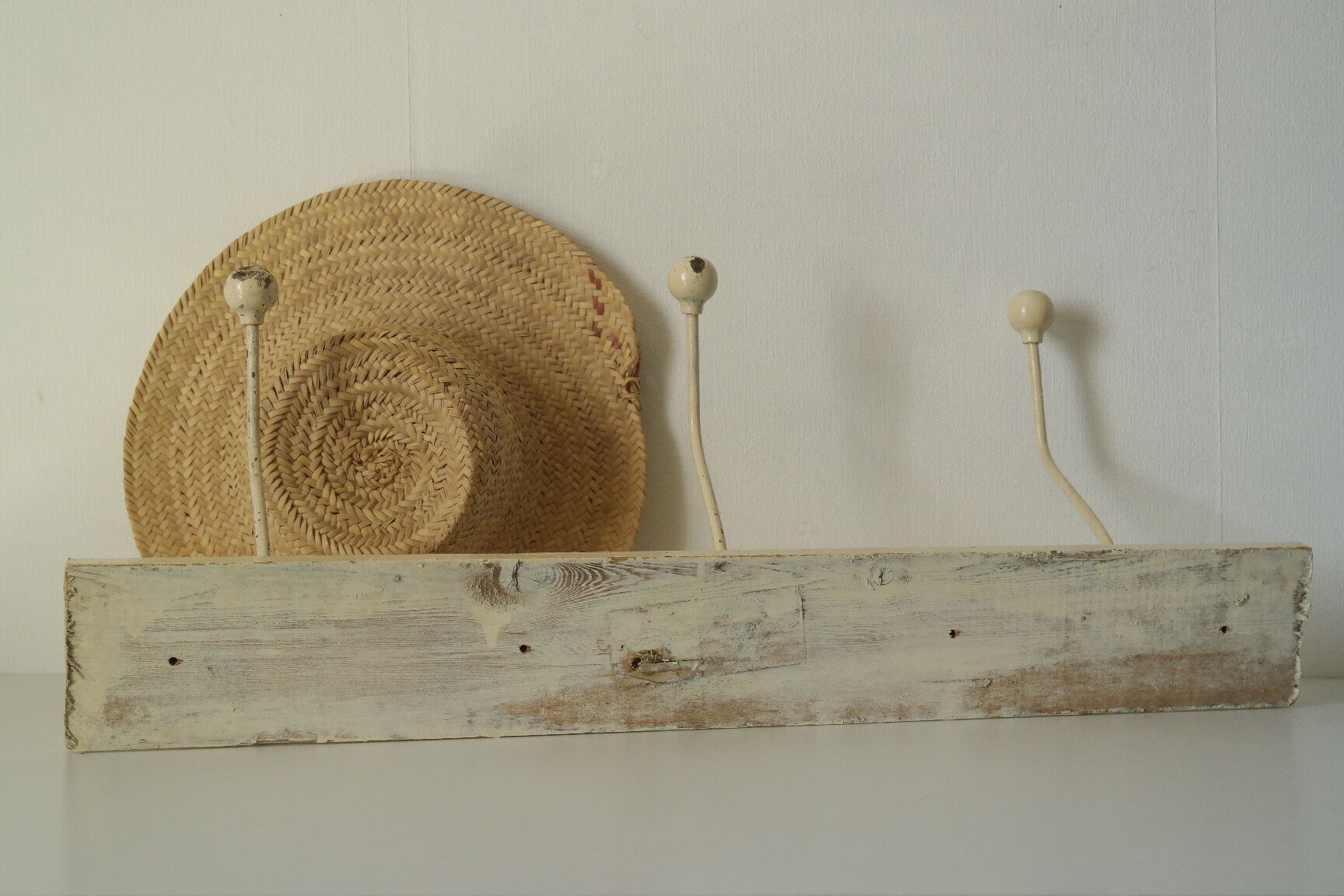 Porte manteau murale vintage bois et métal beige