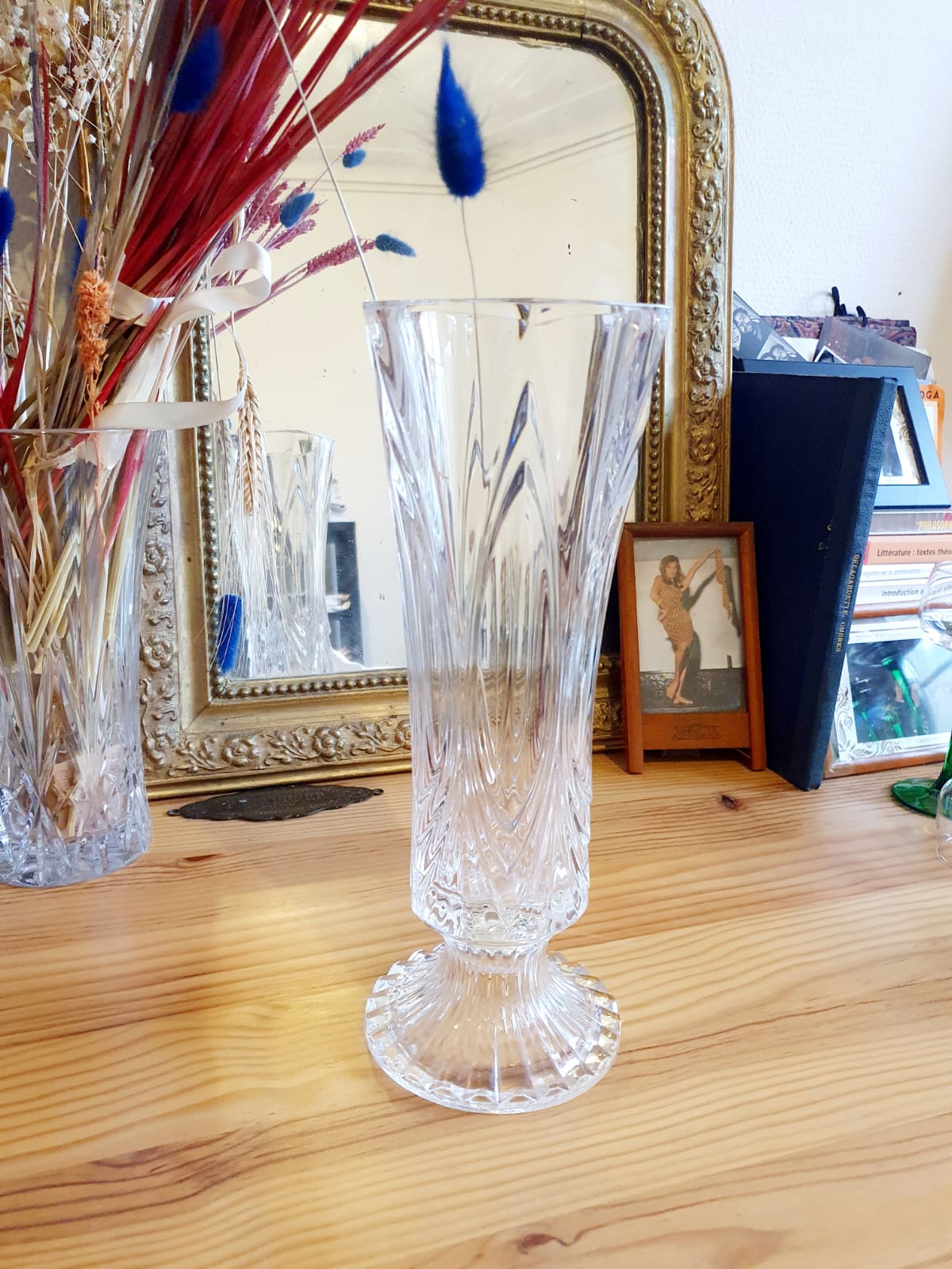 Free-standing glass vase