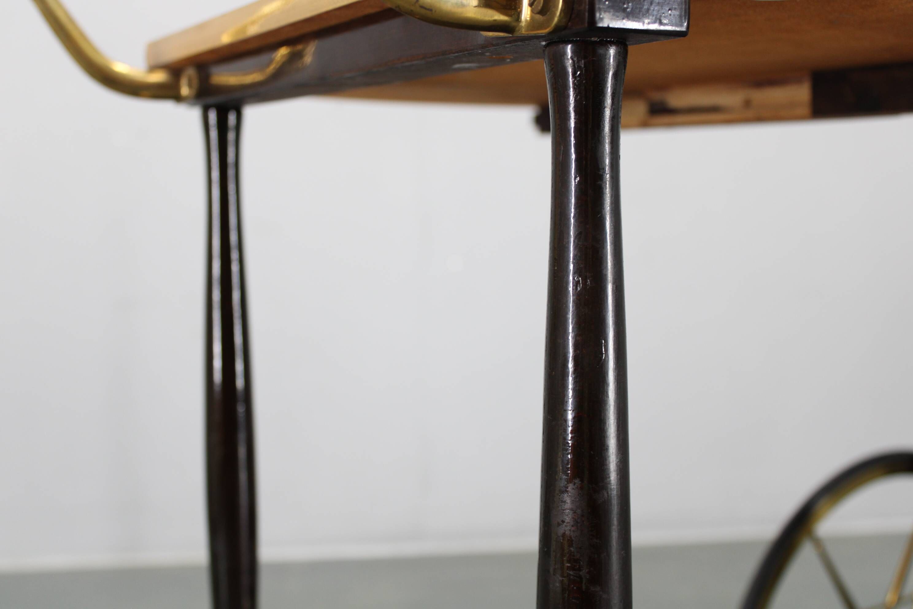 Italian mid-century bar cart with folding leaves, brass and wood