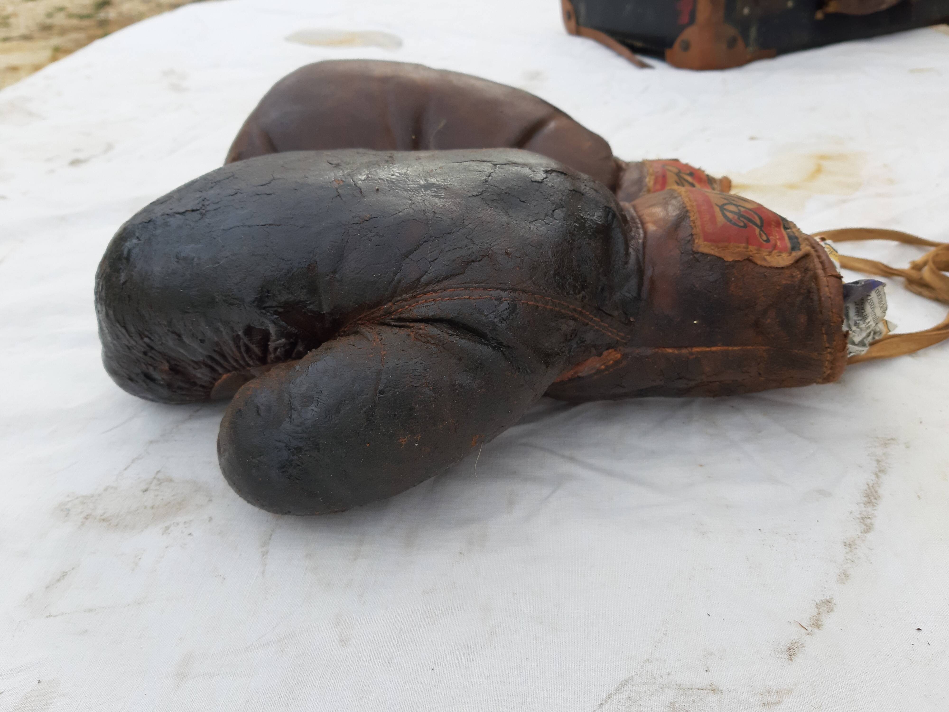 Pair of leather boxing gloves years 40