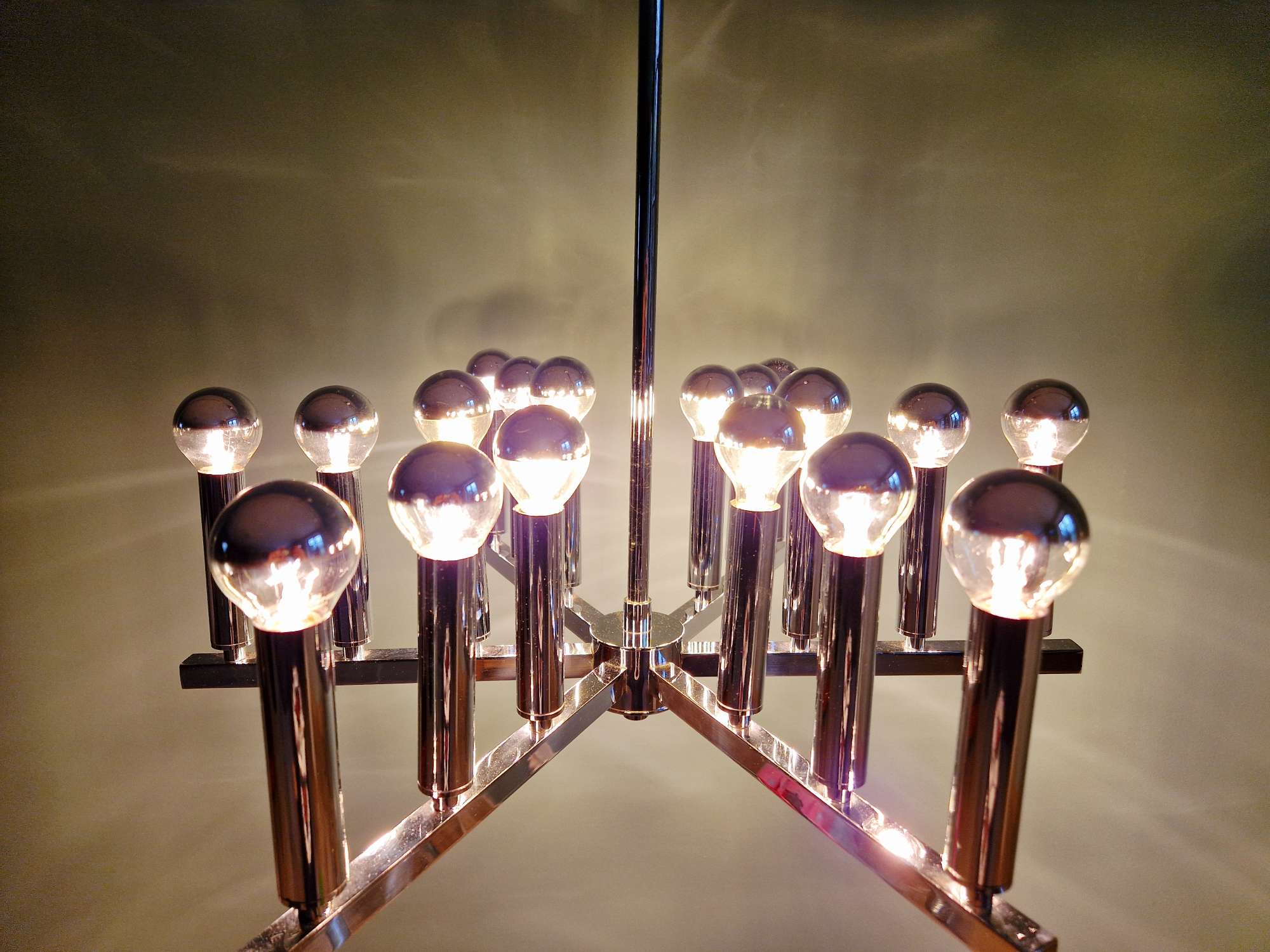 Chrome metal Space Age chandelier, 18 light points, 1970.