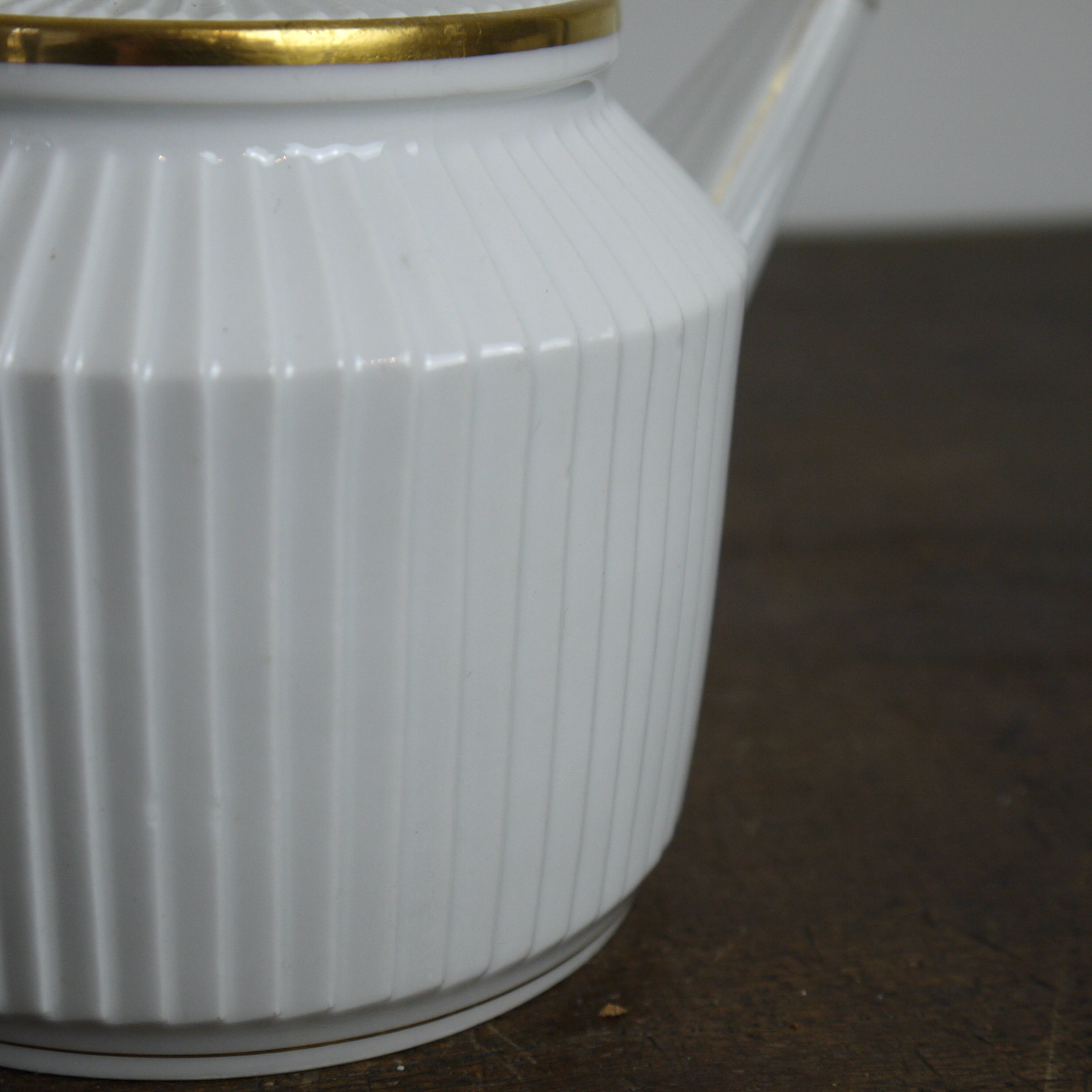 Mehun porcelain white teapot and porcelain gold