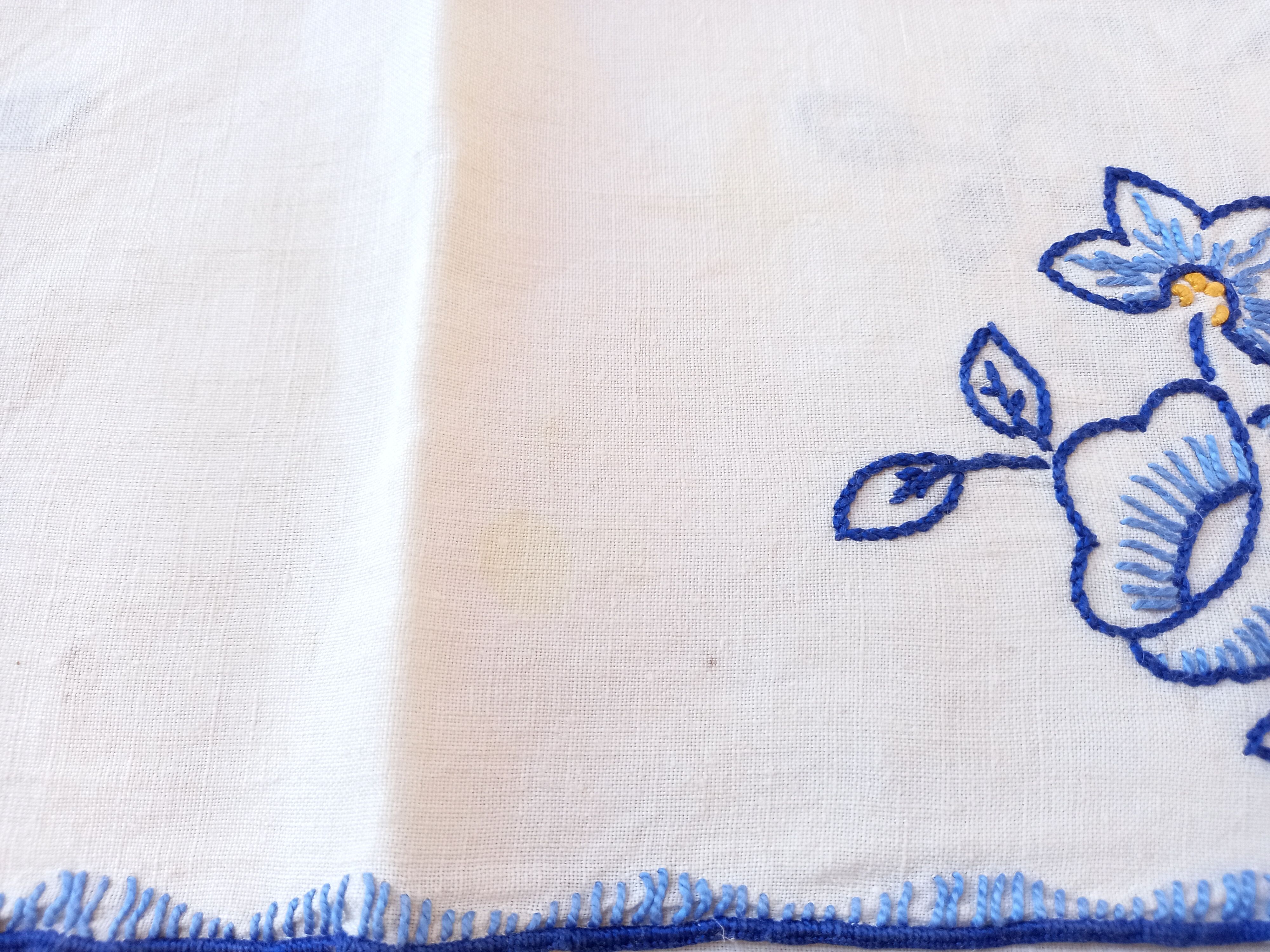 Tea tablecloth and its 6 hand-embroidered towels