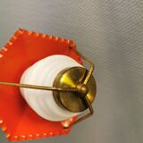 Lampe suspendue danoise des années 50-60 en laiton, métal et avec abat-jour en verre blanc laiteux.