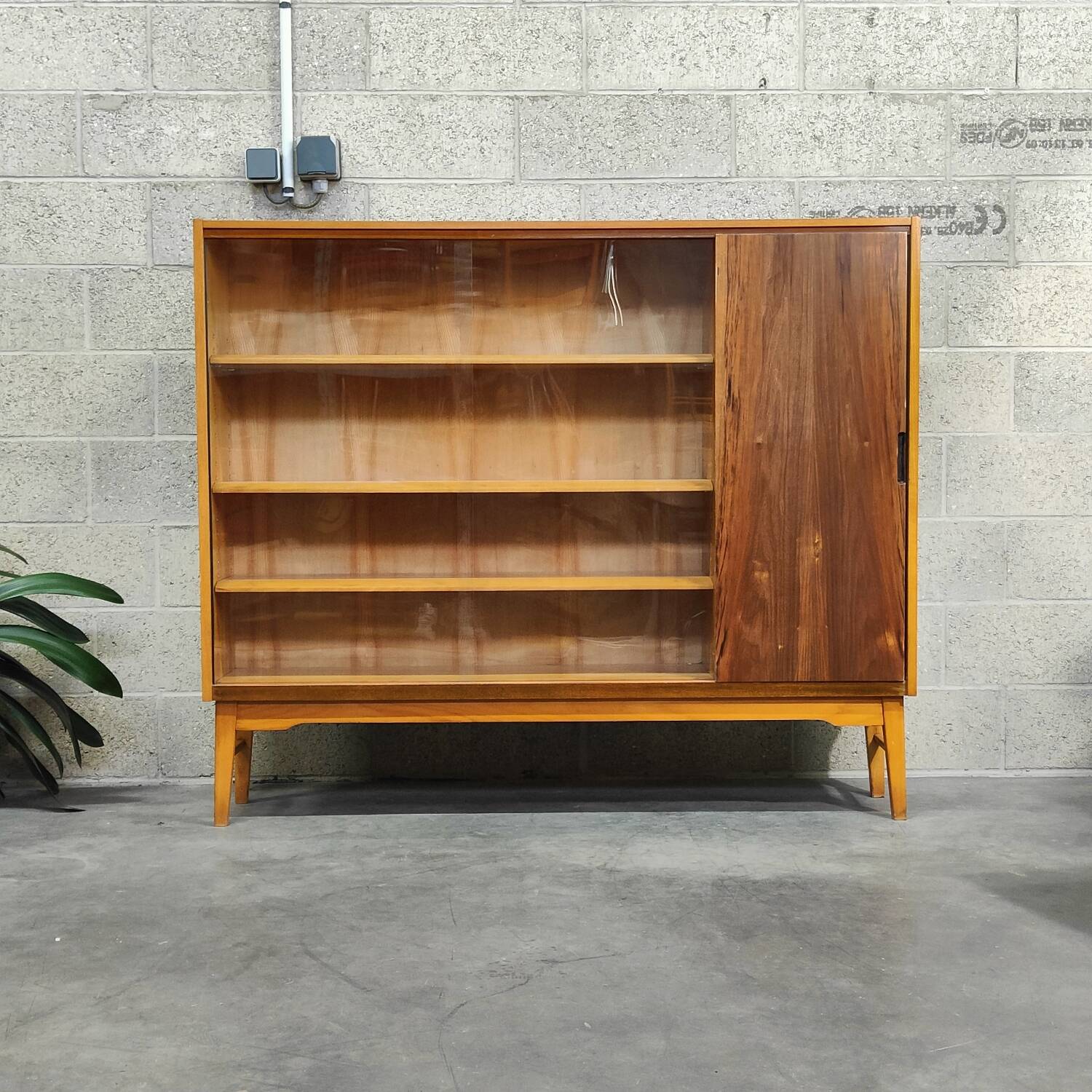 Bibliothèque vitrée Interier Praha Jiri Jiroutek 1960