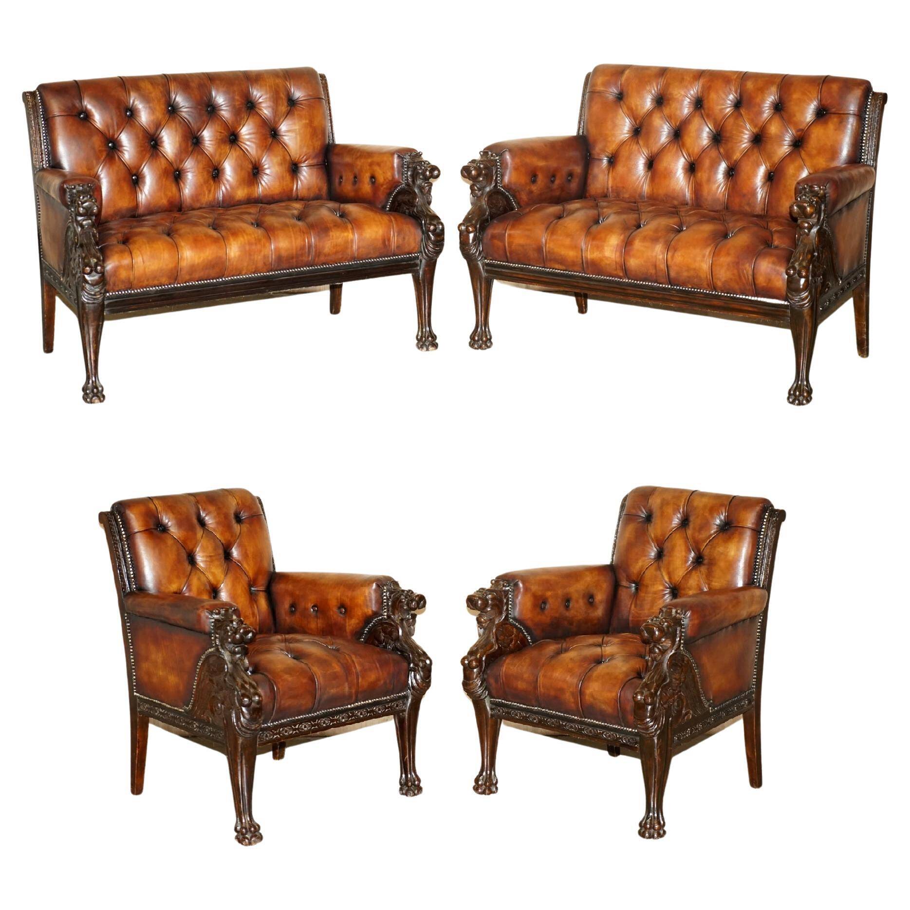 Ensemble Chesterfield cuir avec lion sculpté à la main restauré