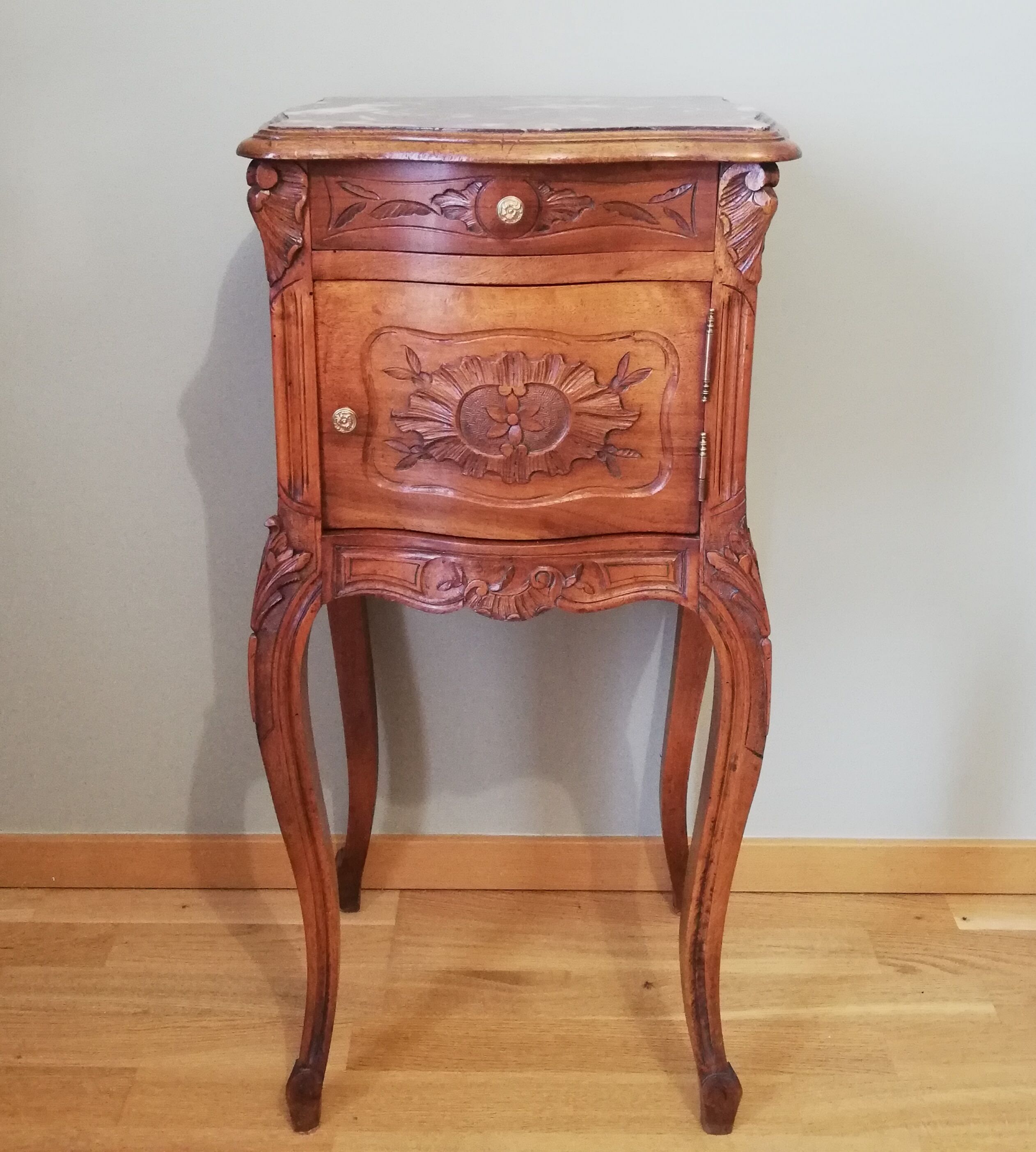 Table de chevet en bois et dessus marbre de style Louis XV