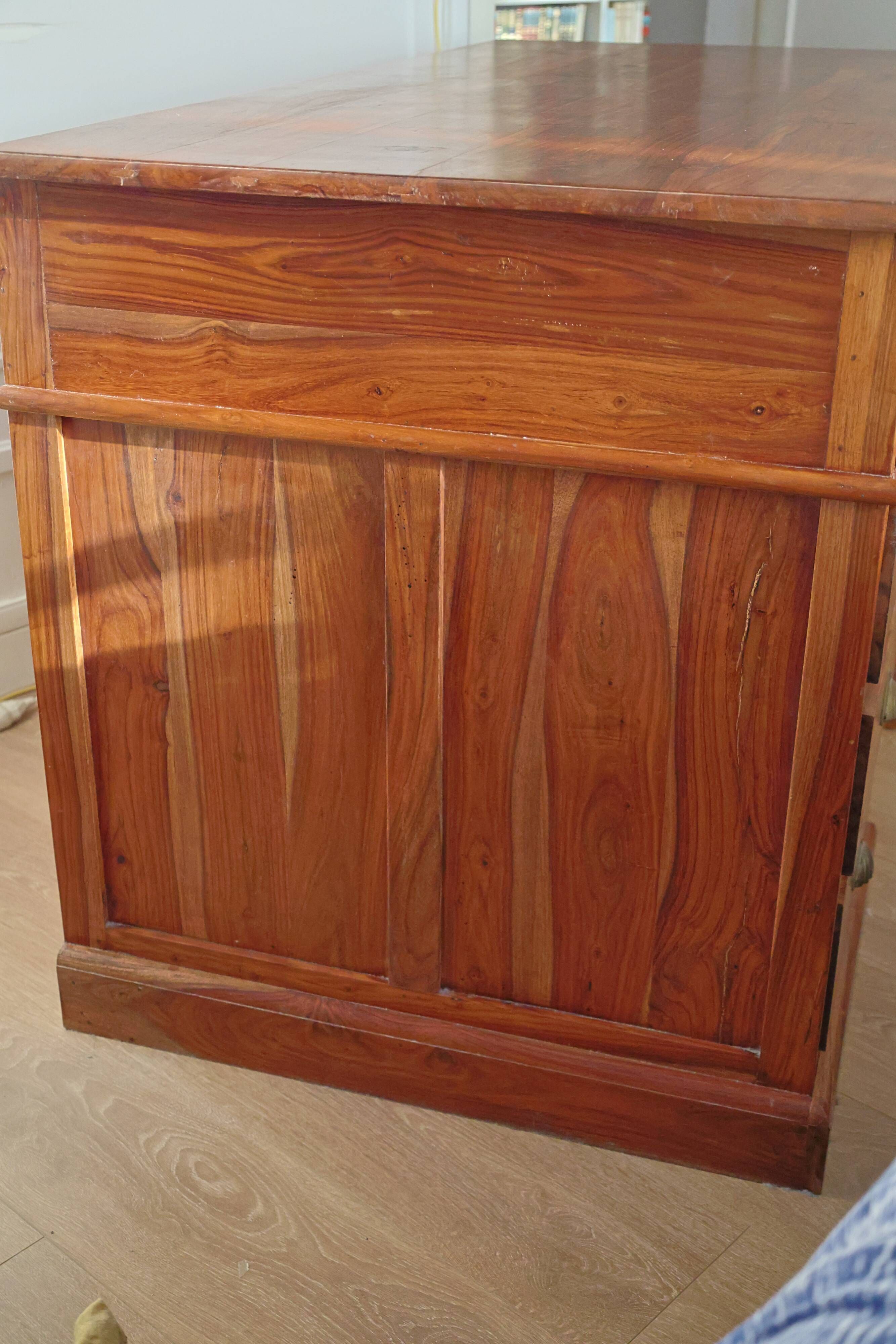 Bureau traditionnel d'inspiration coloniale