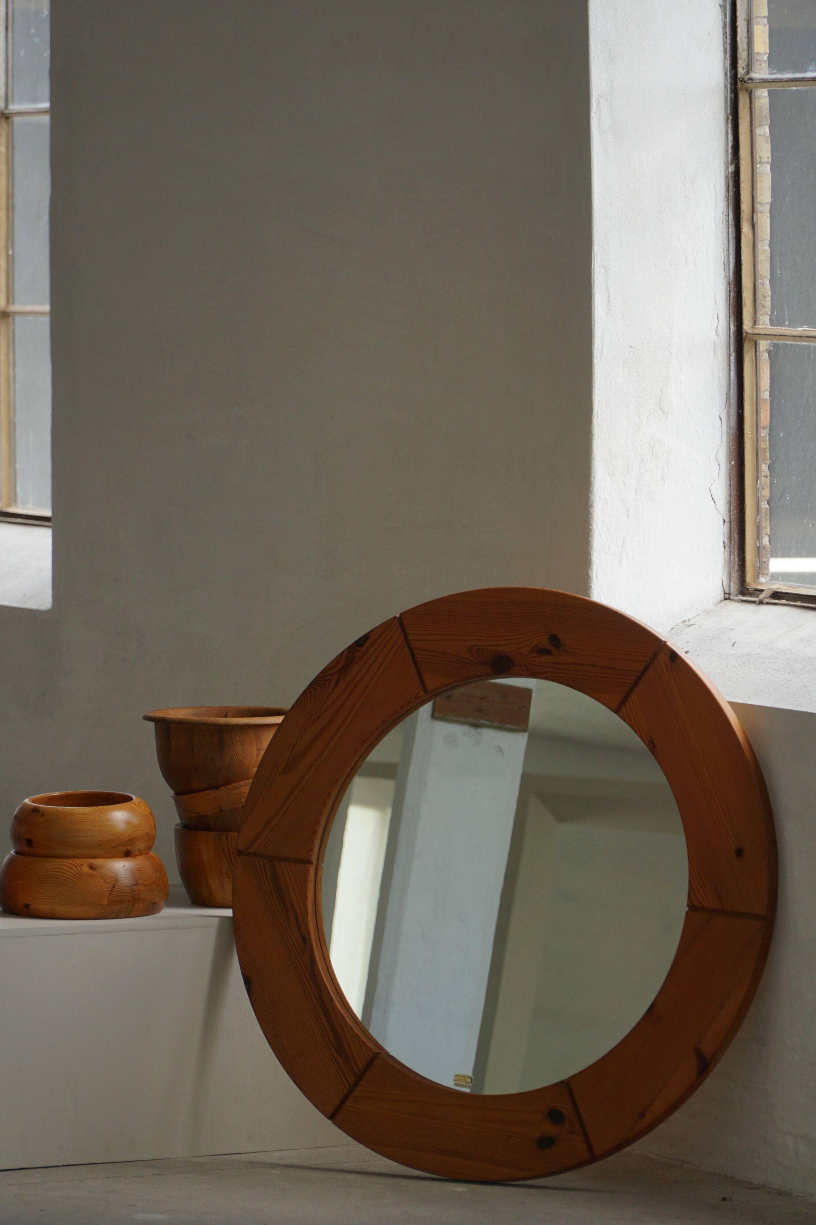 Large round wall mirror in solid pine by Glasmäster Markaryd, Sweden, 1960s.