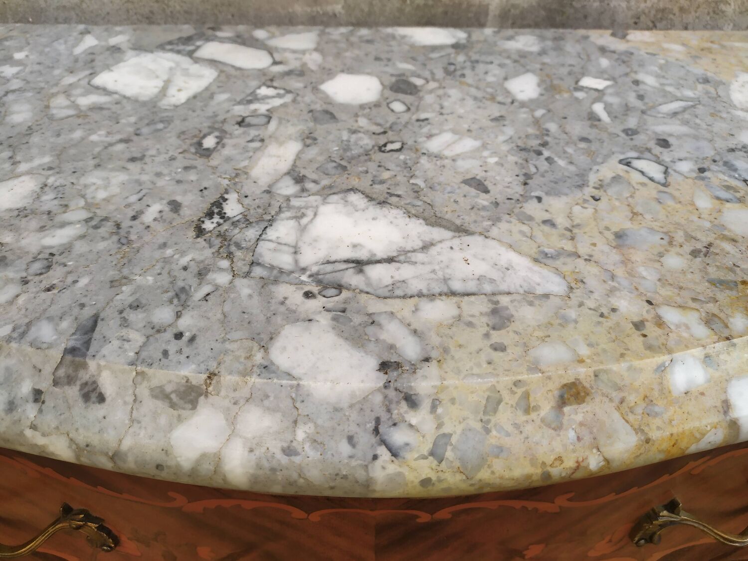 Louis XV curved jumping chest of drawers