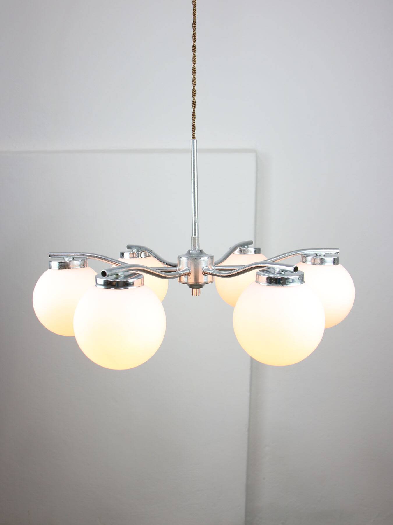 Lustre Vintage en Chrome et Opaline, Italie, années 1970
