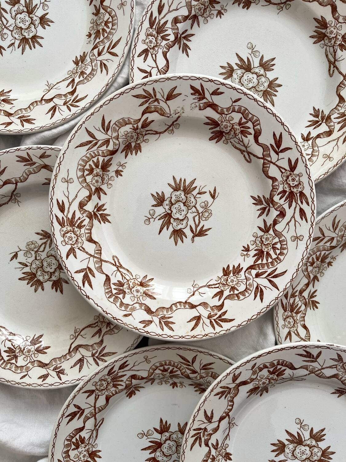 8 assiettes à dessert en terre de fer « Epine » Boch Freres Keramis (BFK)