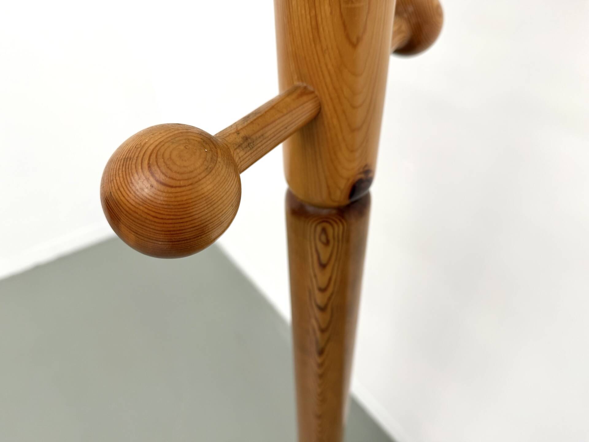 Free-standing coat rack in solid pine, Les Arcs, 1970s