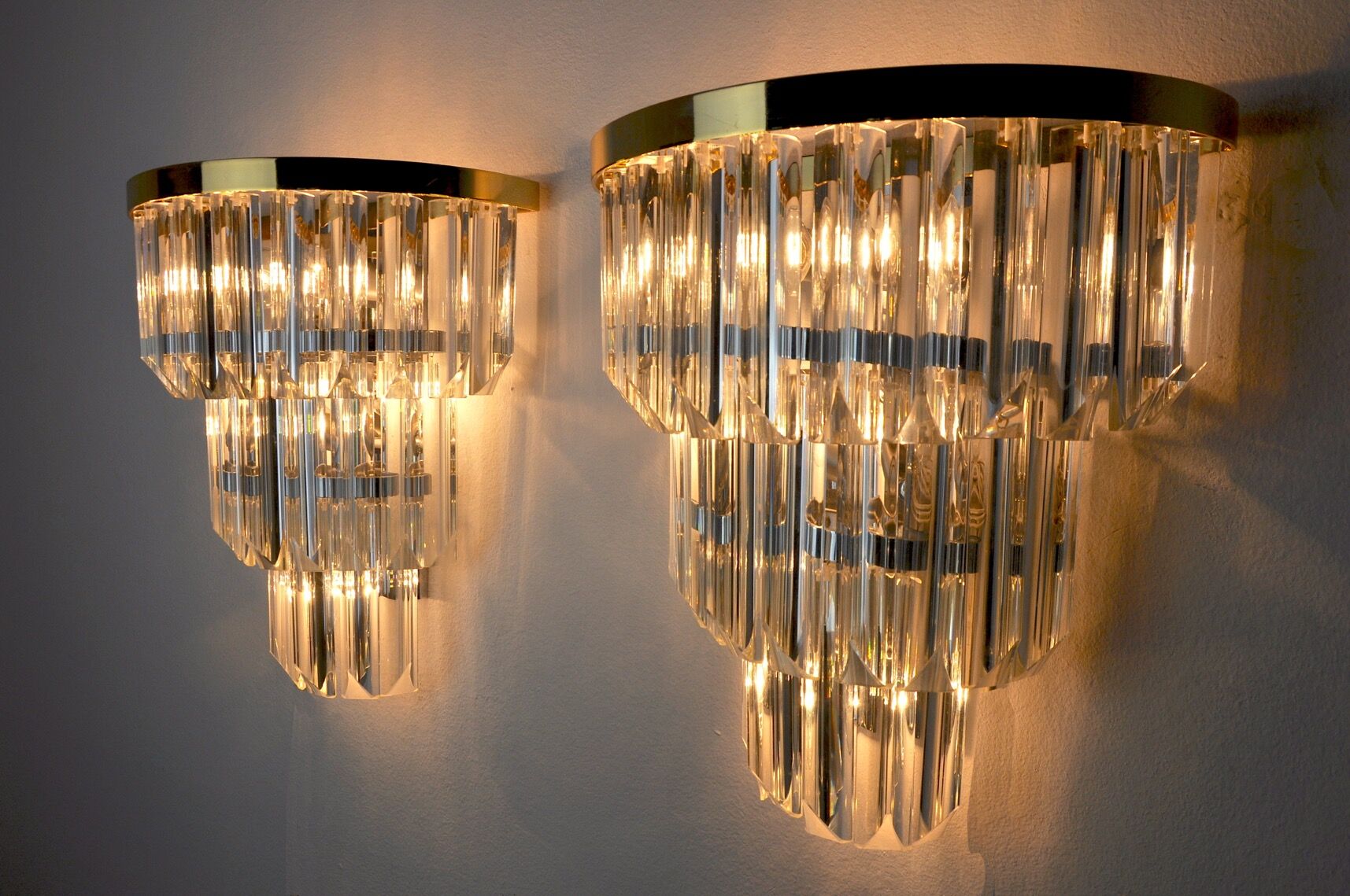Pair of Venini wall lamps, 3 levels, triedri crystals, Italy, 1970