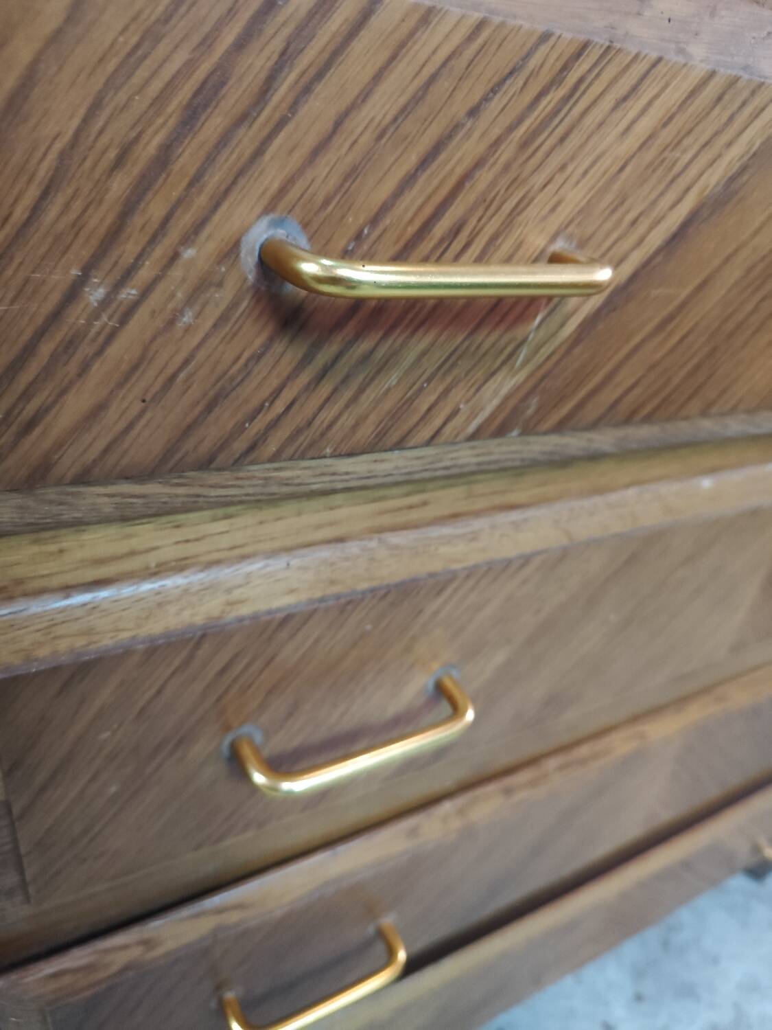 Pretty chest of drawers with 4 compass-legged oak veneer drawers