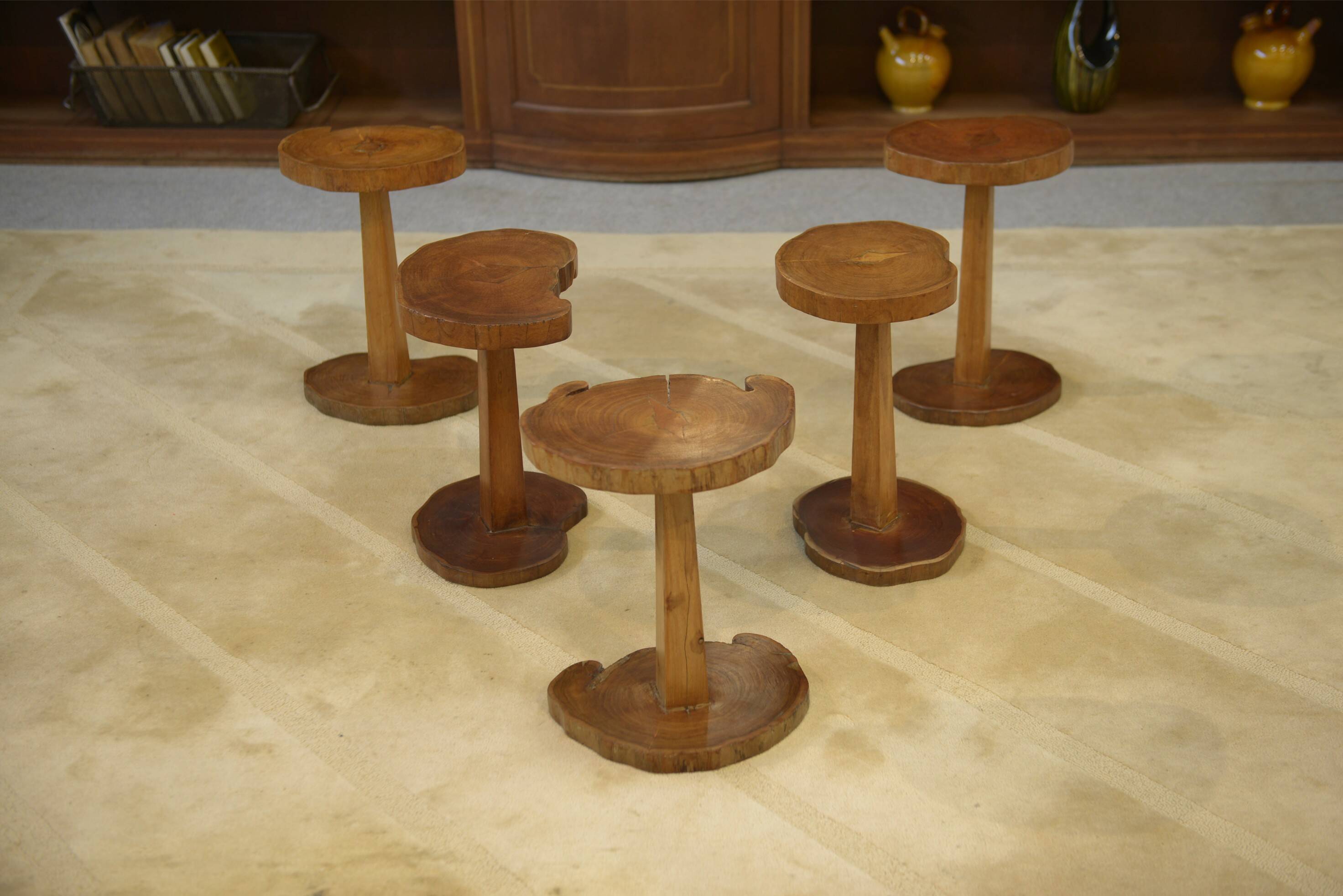 Ensemble de 5 tables d’appoint brutalistes en palissandre 1960’s