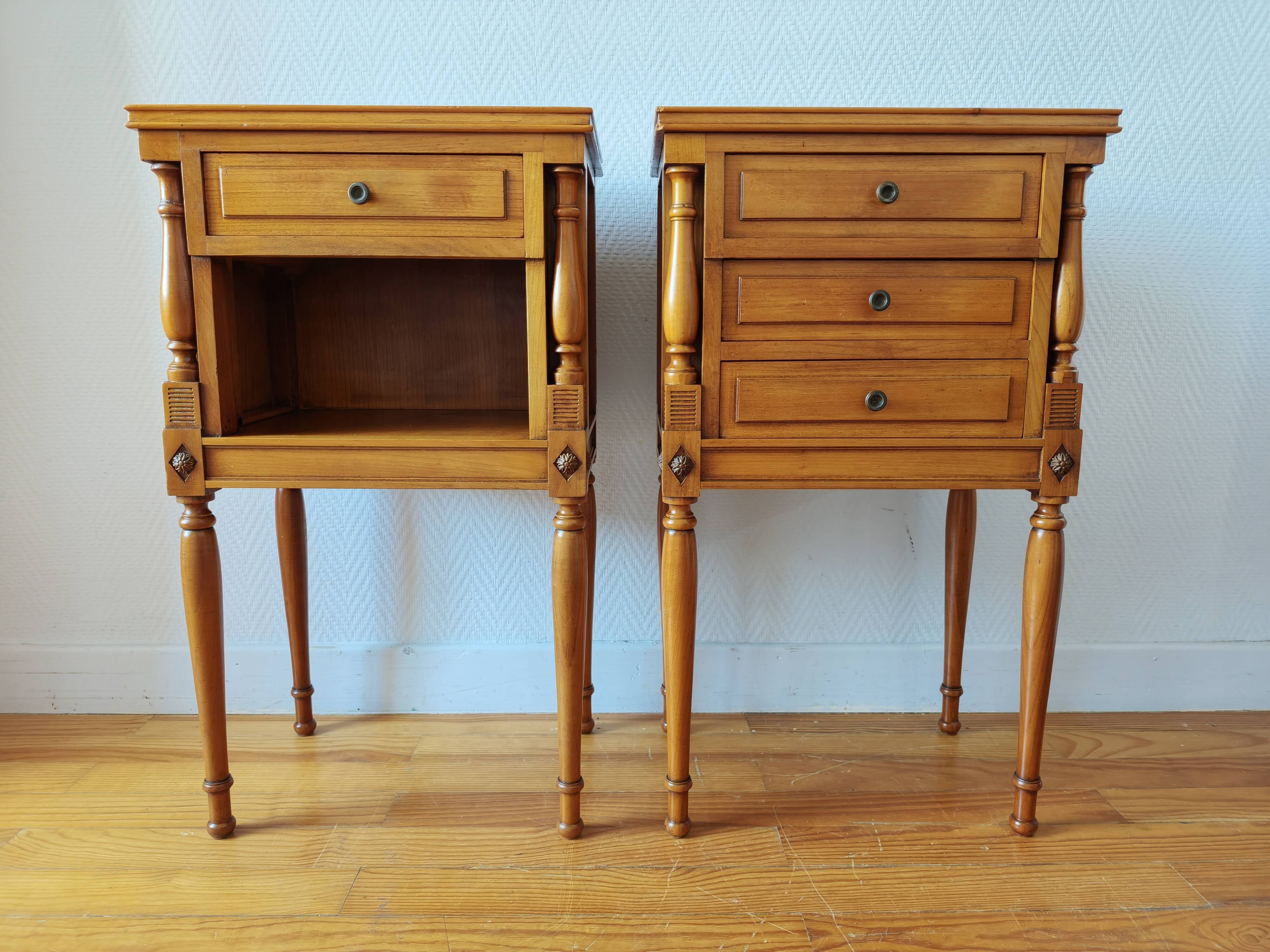 Paire de tables chevet françaises de style Louis XVI