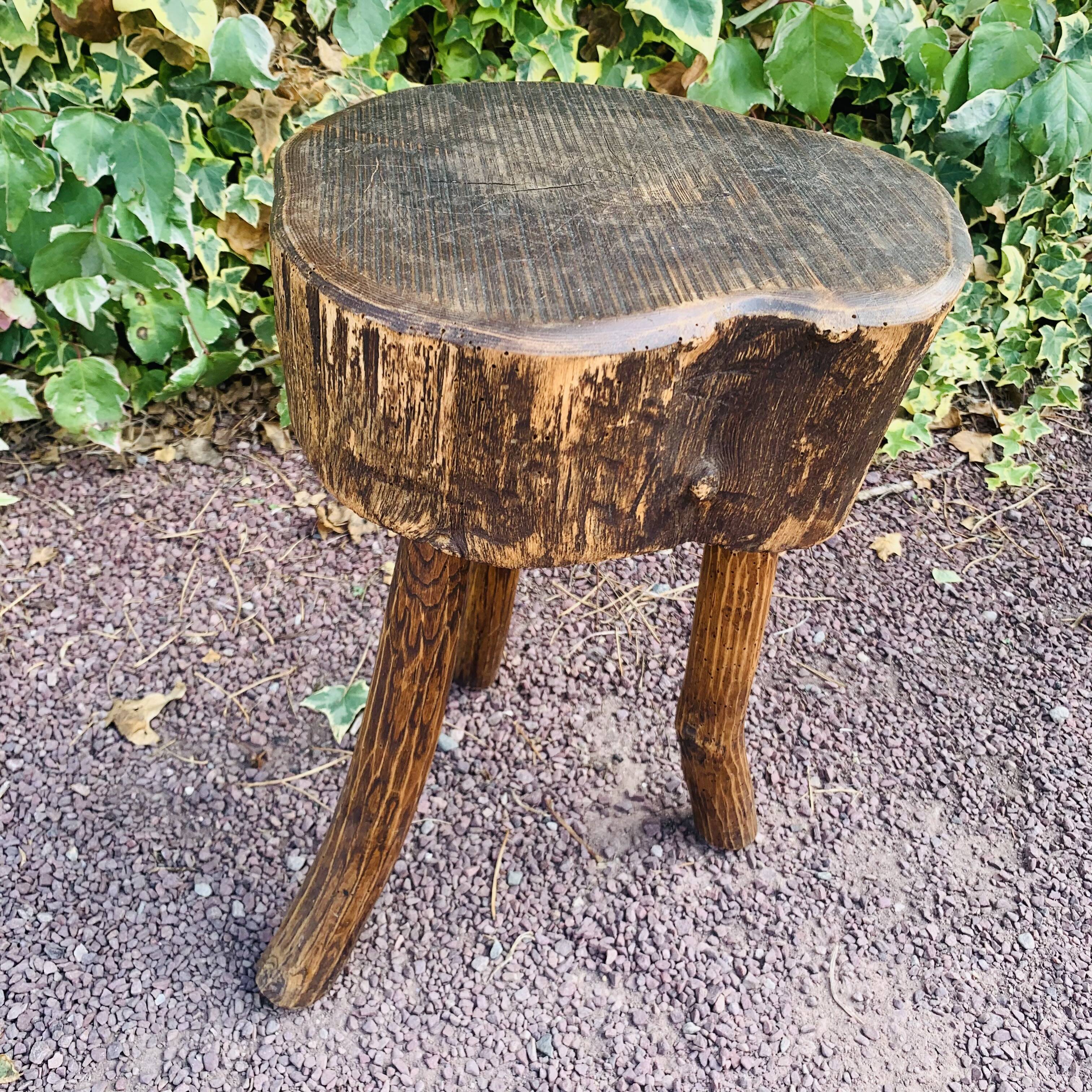 Tabouret tripode en bois massif
