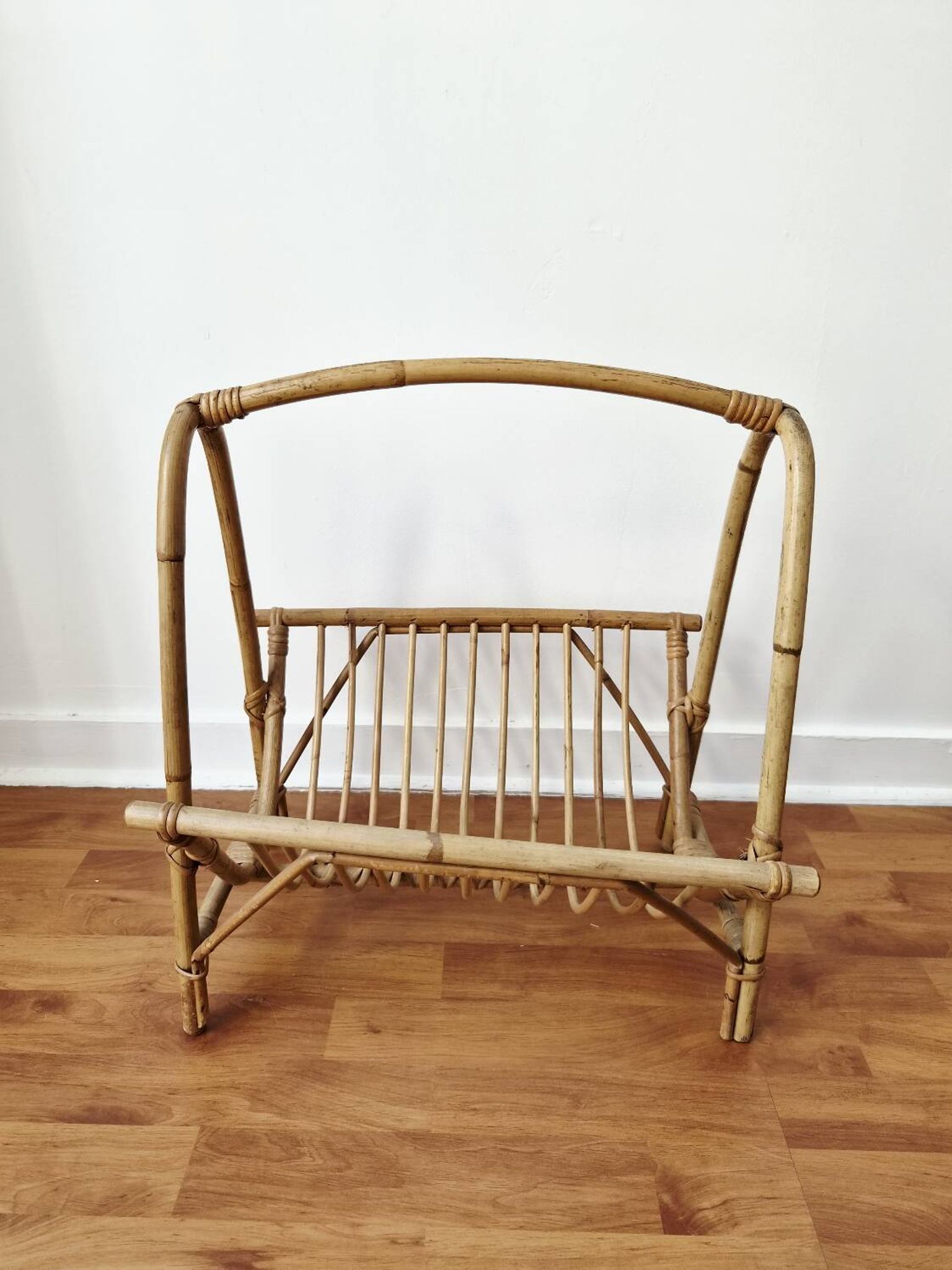 Vintage rattan magazine rack in bohemian style '1970s -