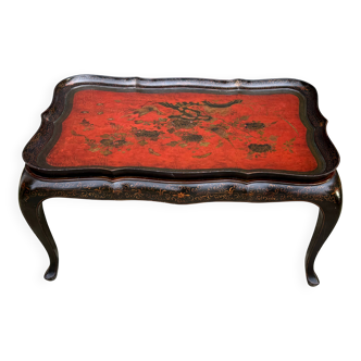 Low table in chinese black and red lacquer from the 19th century with independent tray