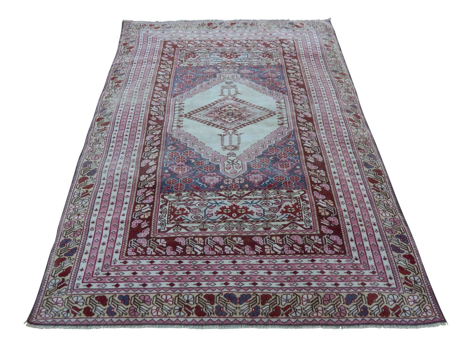 Vintage handmade Turkish rug 134x183 cm