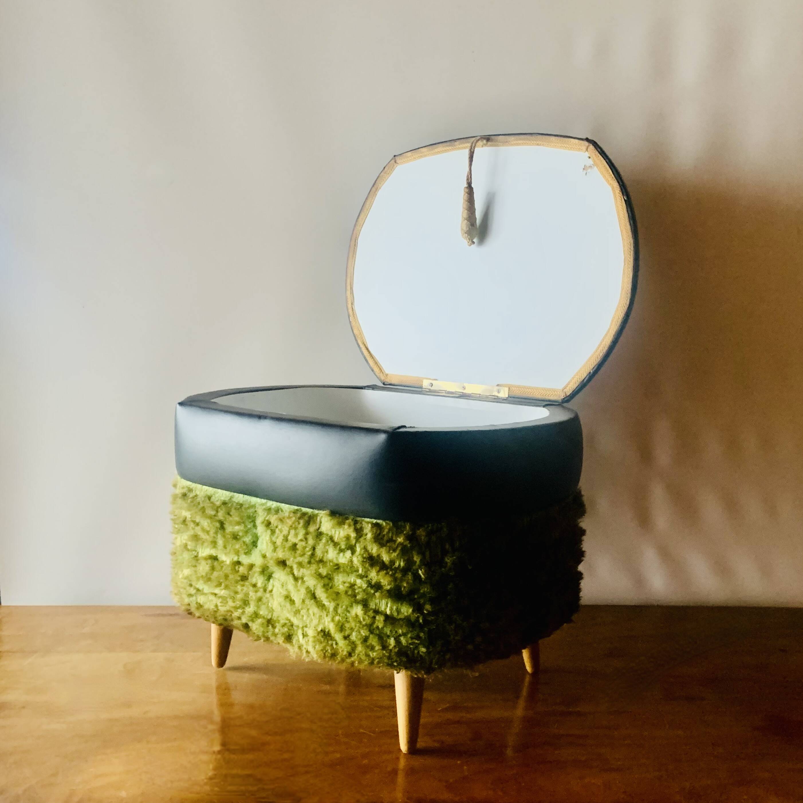 Vintage moumoute chest pouf