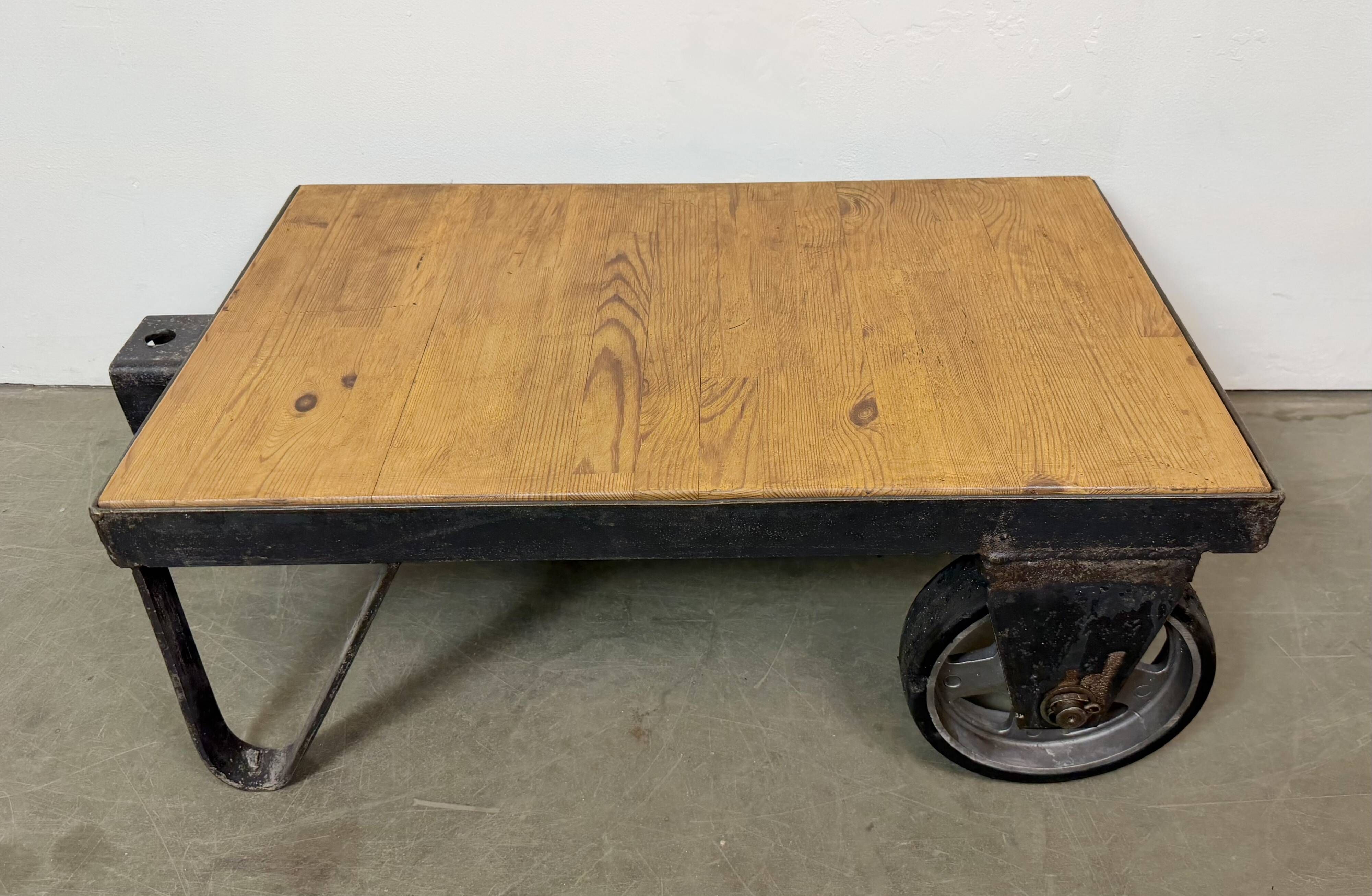 Table basse industrielle noire sur roulettes, années 1960