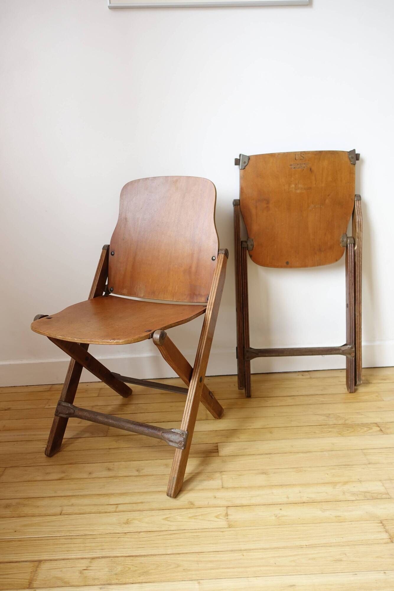 Paire de chaises pliantes en bois pliantes US ARMY seconde guerre mondiale