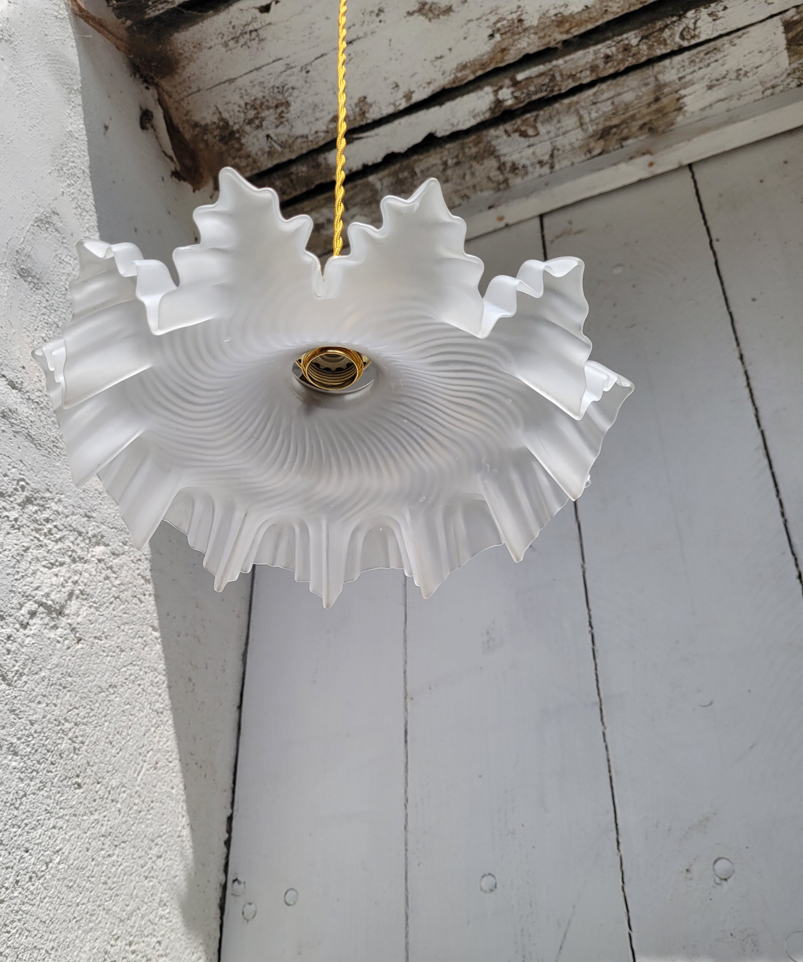 Opaline corolla suspension