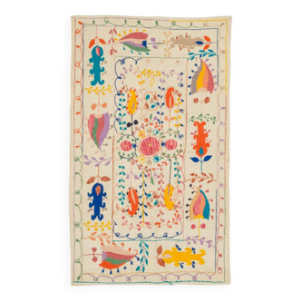 Tapis kilim suzani blanc à motifs coloré brodés