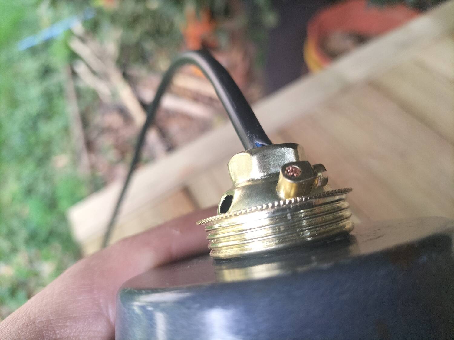 Pair of enamelled sheet metal suspensions