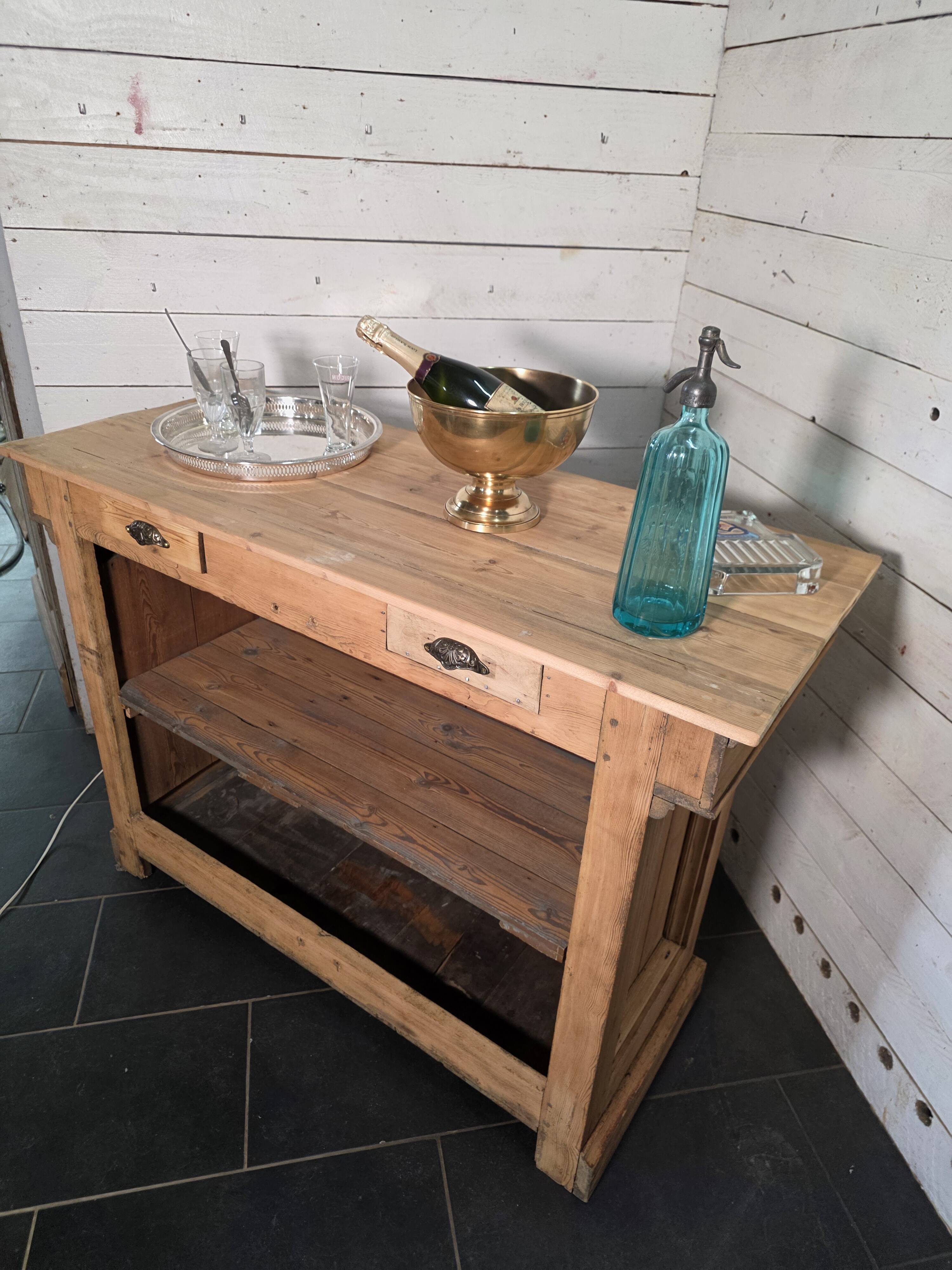 Comptoir ancien de bistrot en sapin