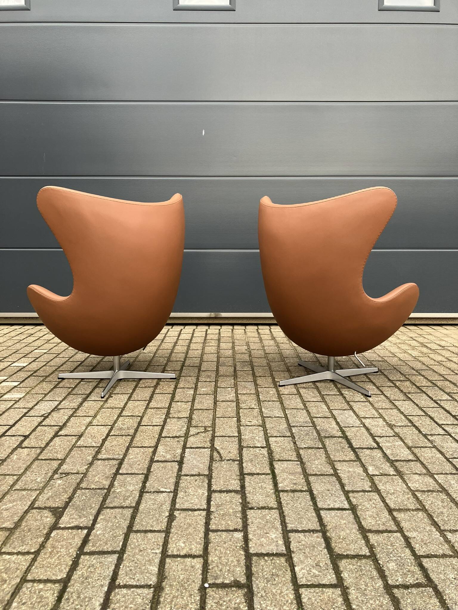 2x Fritz Hansen Egg chair by Arne Jacobsen in Cognac leather, new condition!