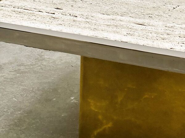 Table basse en travertin brut avec base en laiton et bords chromés, France années 1970.