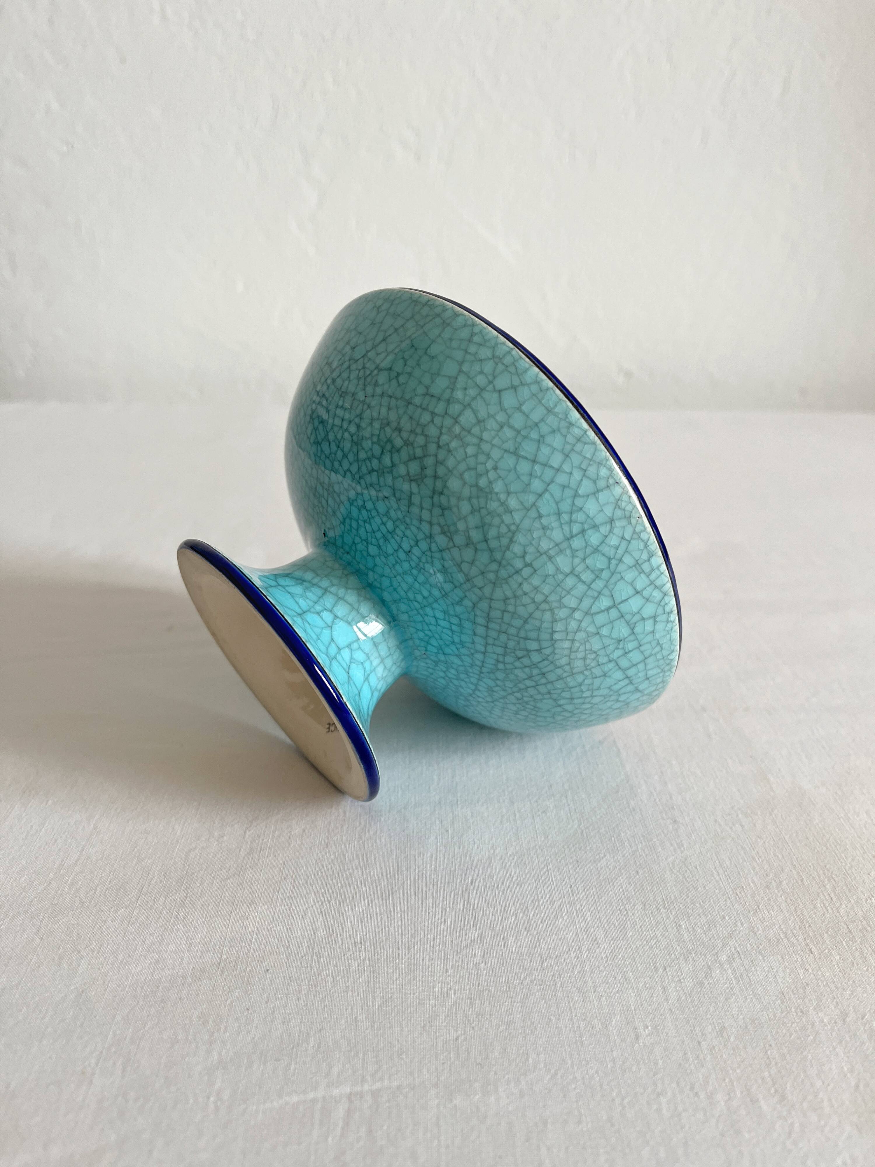 Petite coupe sur pied en émaux de Longwy "Florence" bleue