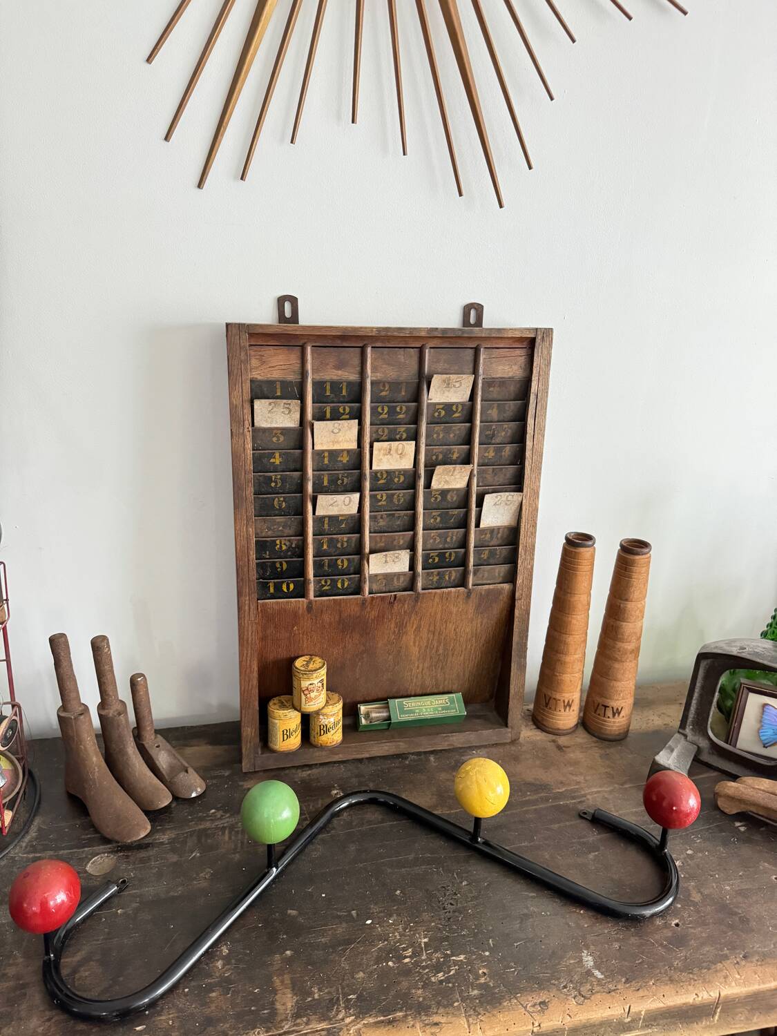 Wall coat rack with 4 wooden balls