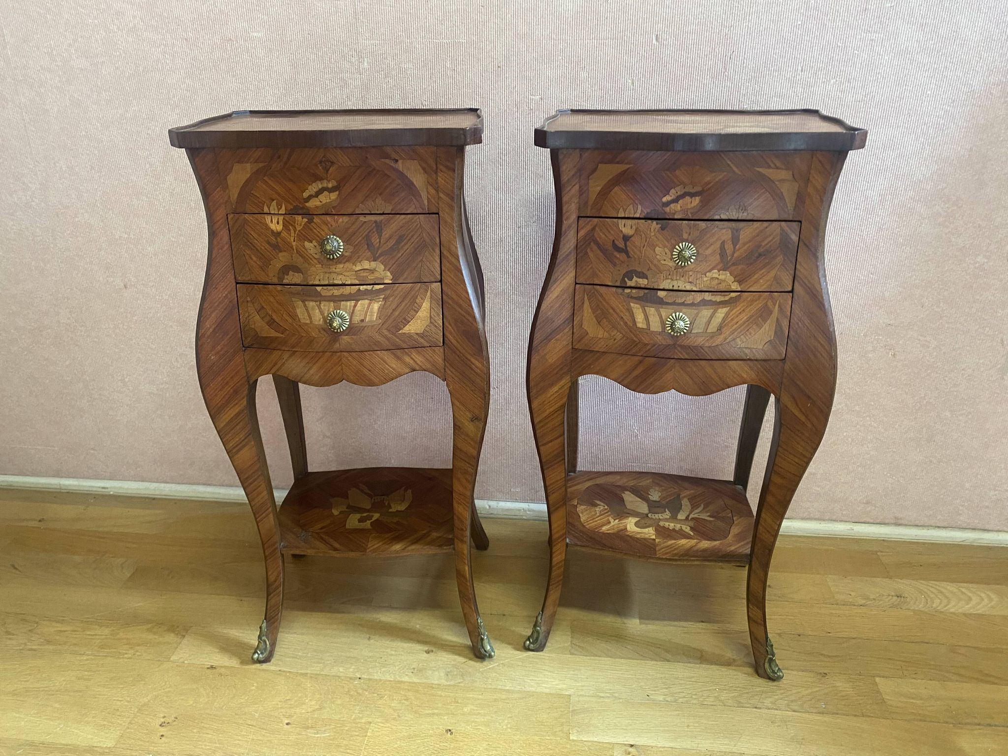 Pair of bedside tables in rosewood veneer on all sides. Louis XV style